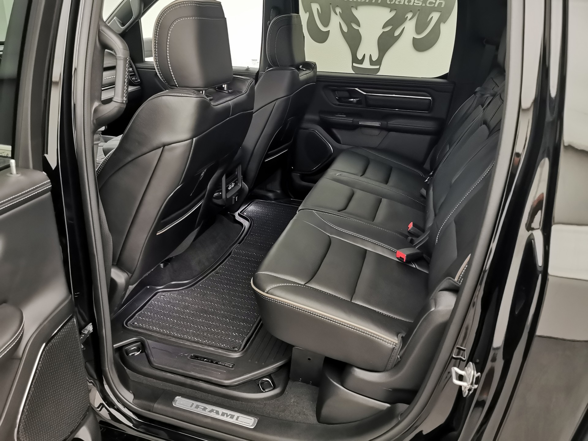 DODGE Ram 1500 5.7 V8 Limited eTorque Crew Cab-image-12