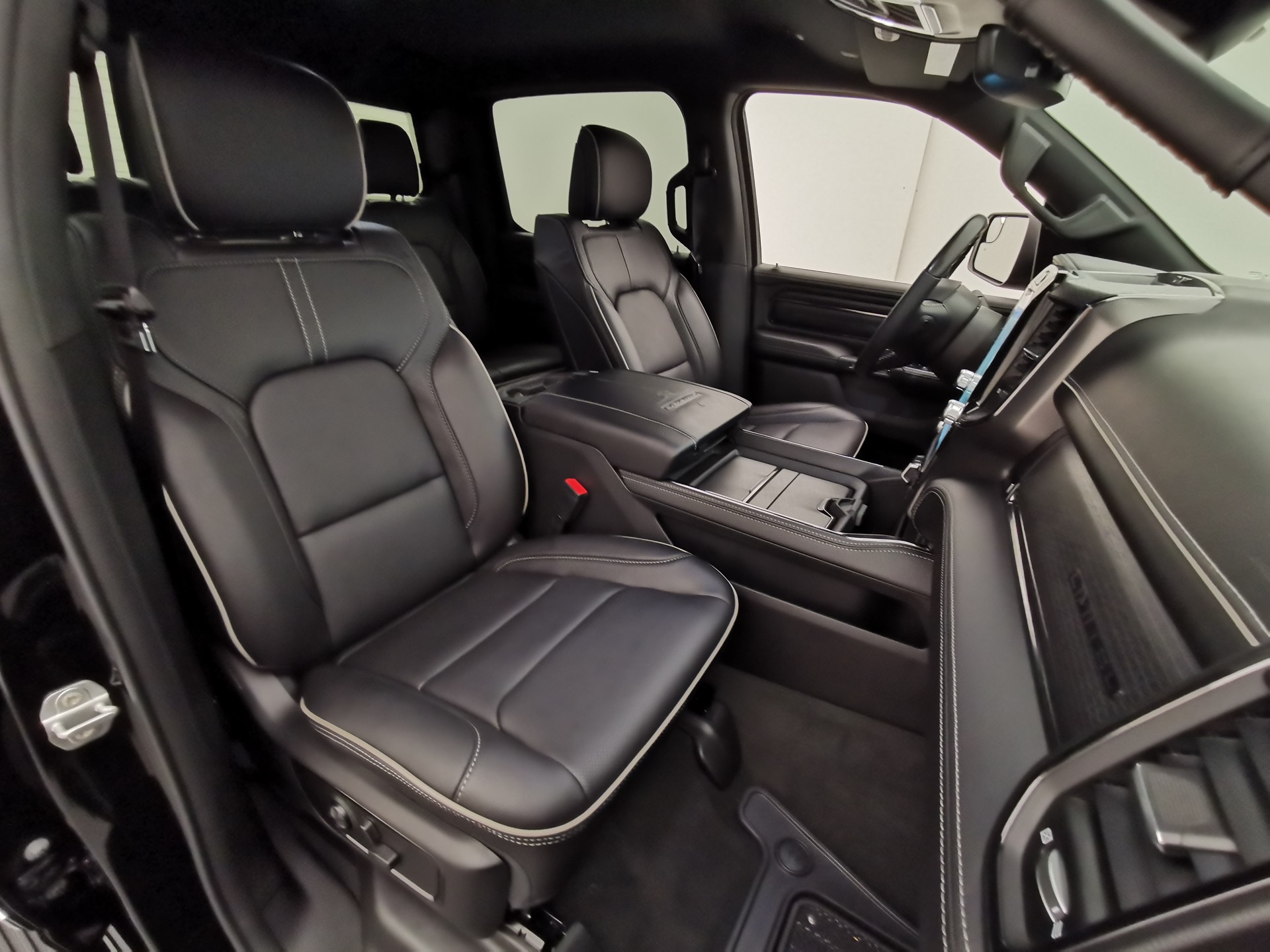 DODGE Ram 1500 5.7 V8 Limited eTorque Crew Cab-image-13