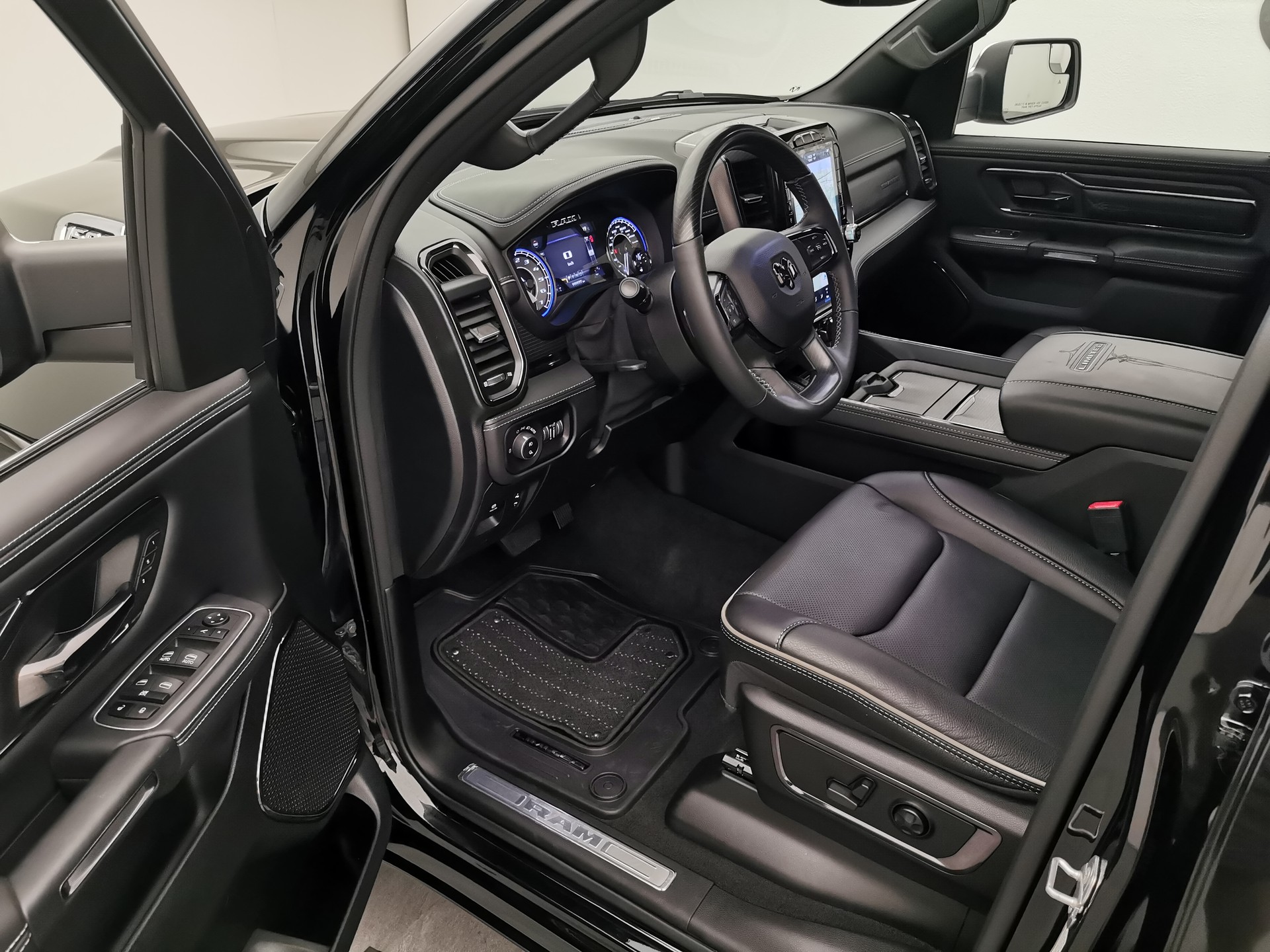 DODGE Ram 1500 5.7 V8 Limited eTorque Crew Cab-image-9