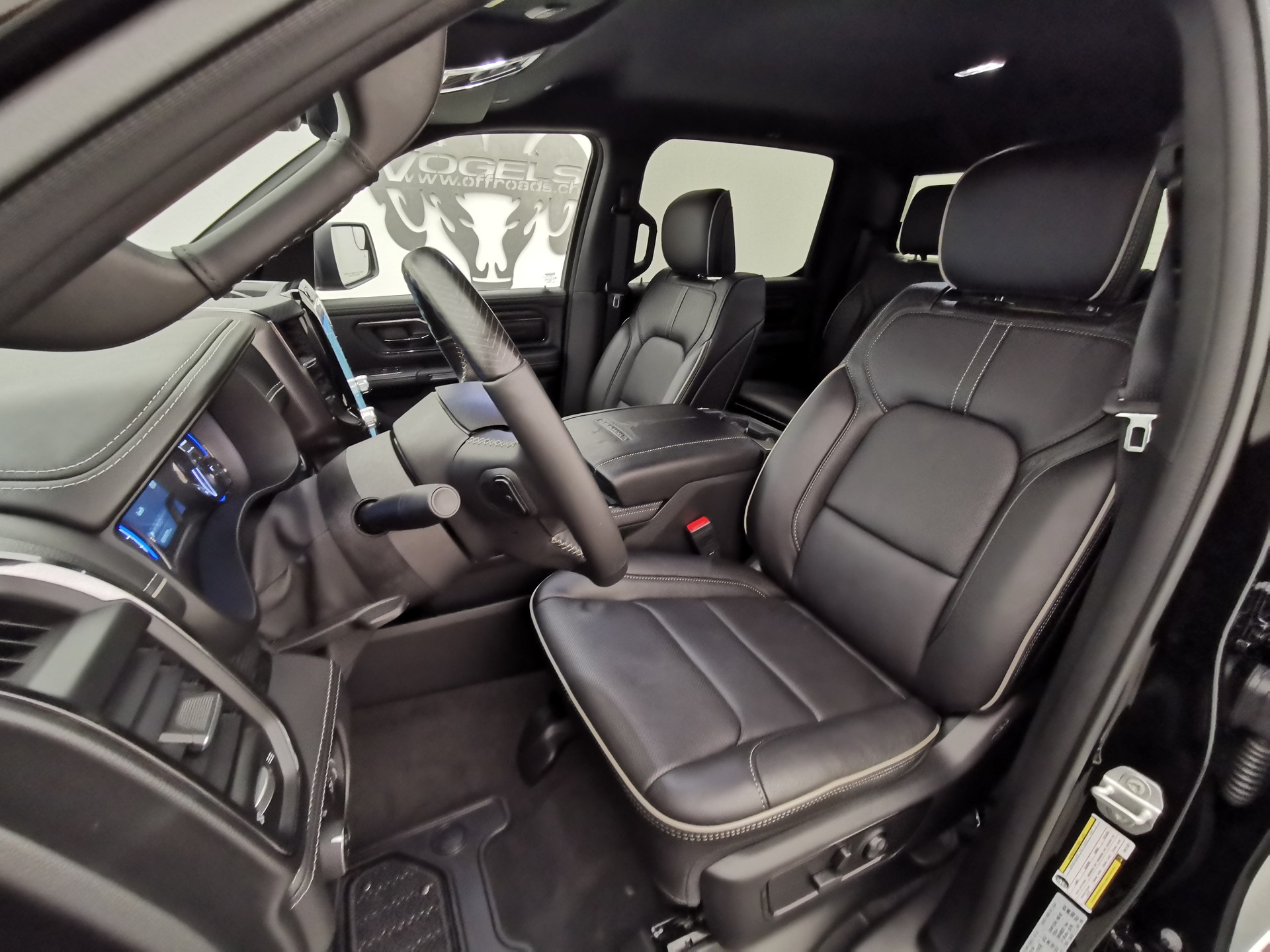 DODGE Ram 1500 5.7 V8 Limited eTorque Crew Cab-image-8