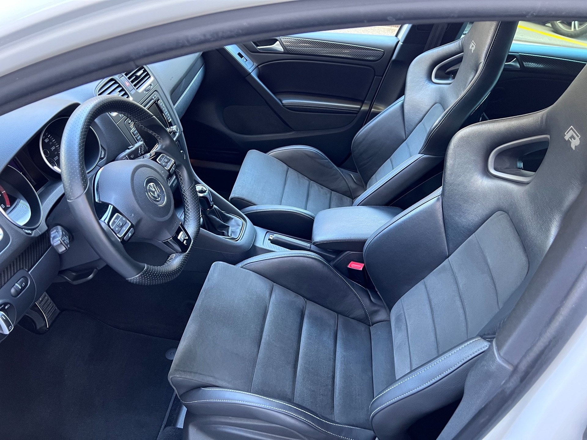 VW Golf 2.0 TSI R 4Motion-image-4