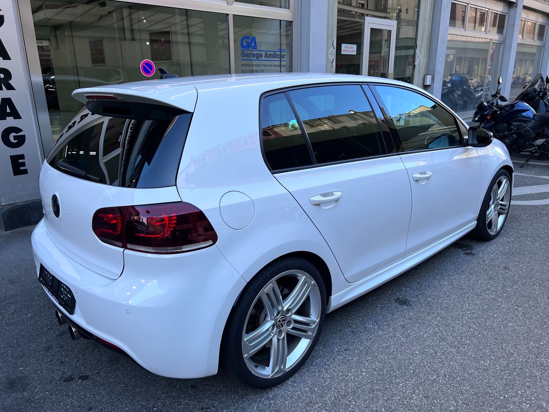 VW Golf 2.0 TSI R 4Motion-image-2
