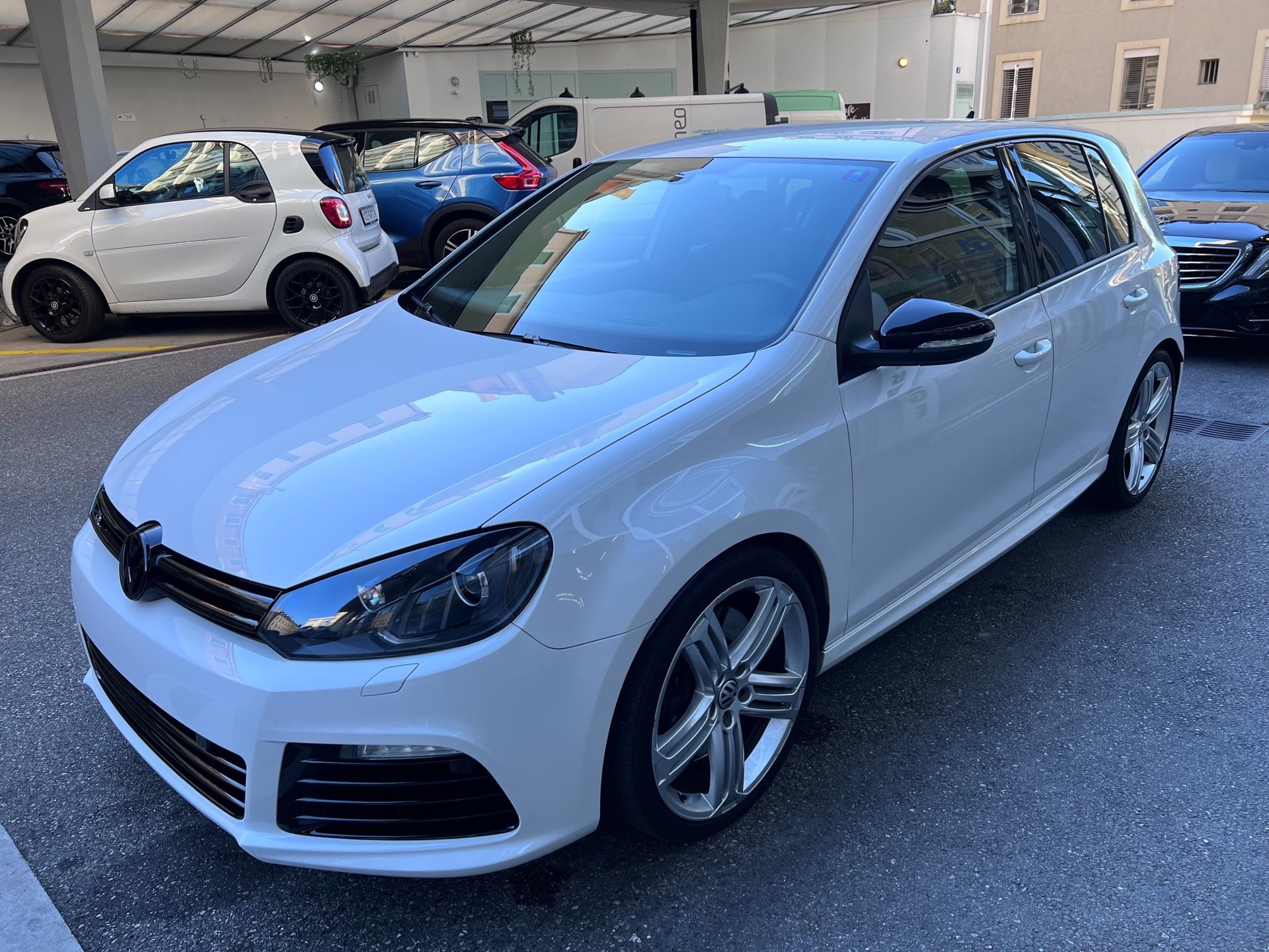 VW Golf 2.0 TSI R 4Motion-image-1