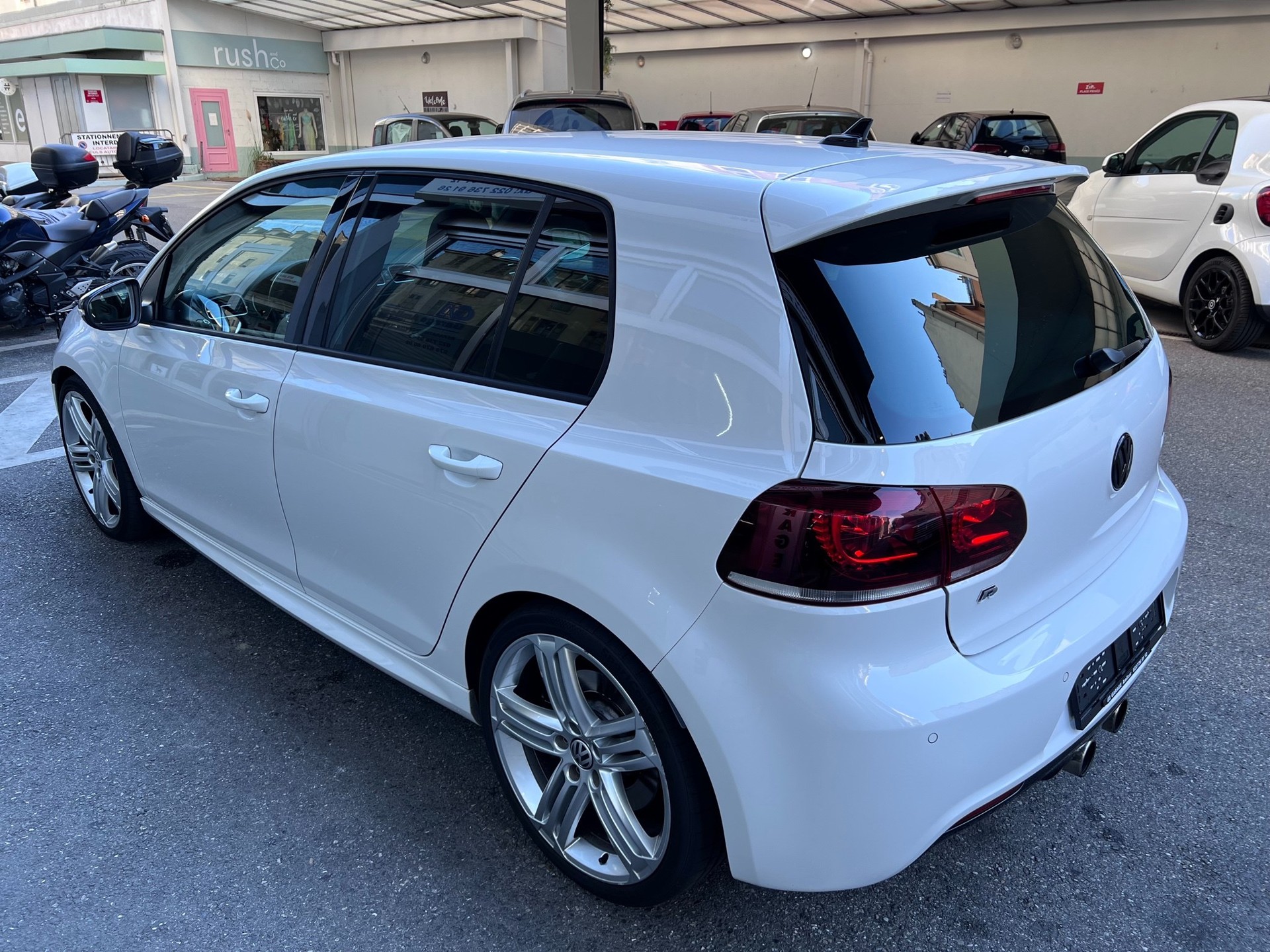 VW Golf 2.0 TSI R 4Motion-image-3