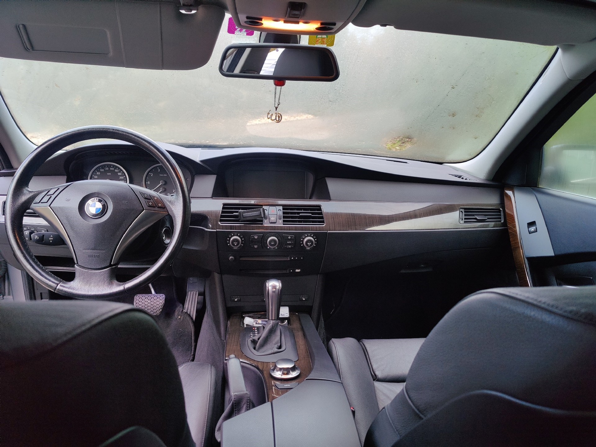 BMW 545i-image-1