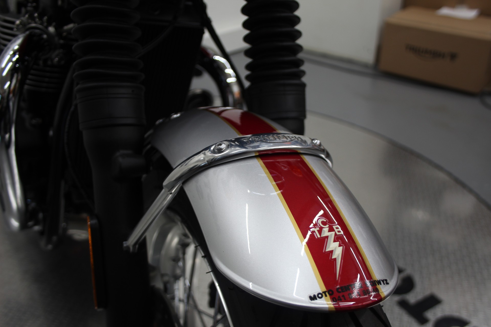 TRIUMPH Bonneville T120 Elvis Edition-image-8
