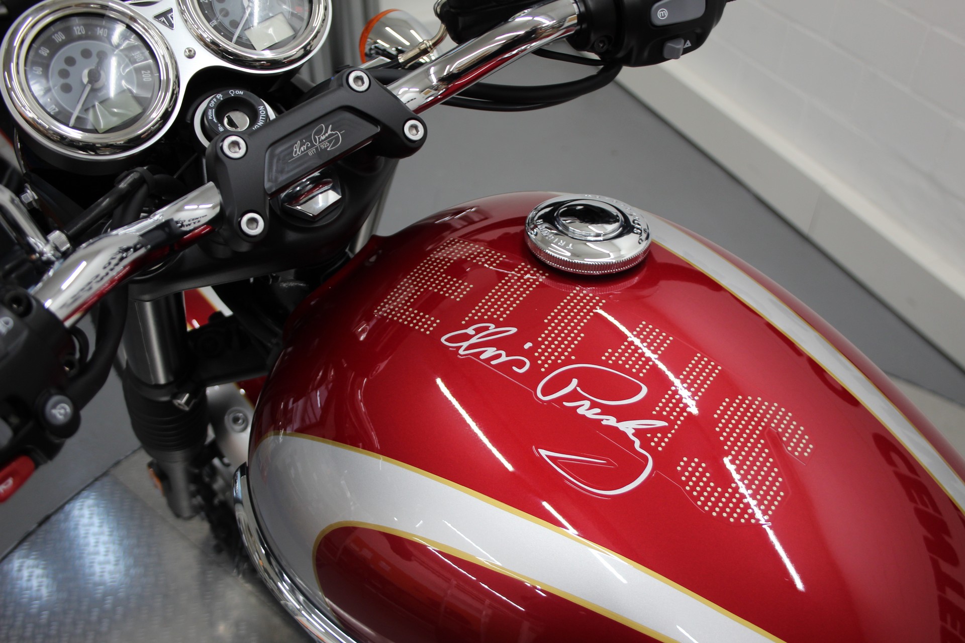 TRIUMPH Bonneville T120 Elvis Edition-image-7