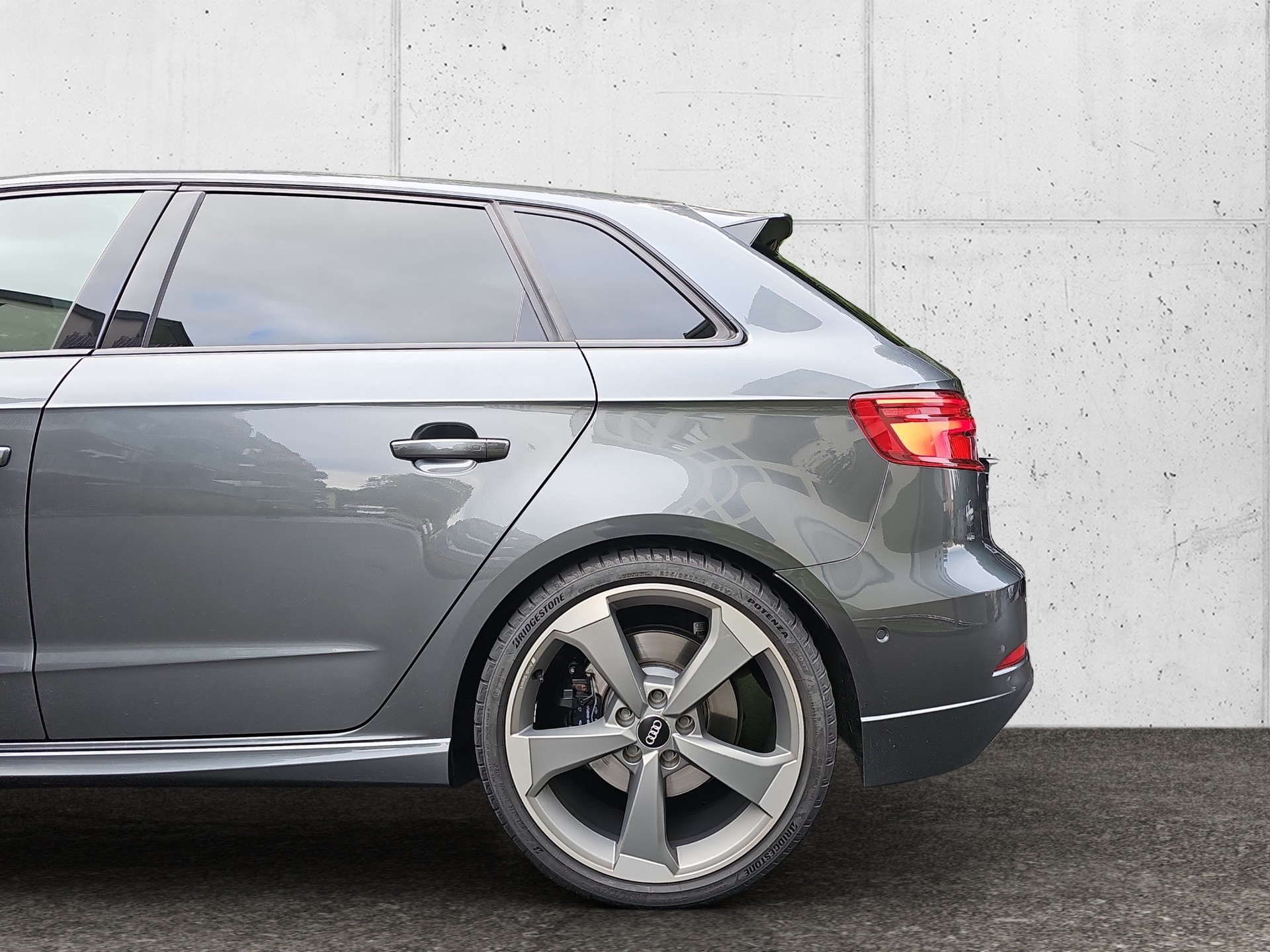AUDI S3 Sportback 2.0 TFSI quattro S-tronic-image-5