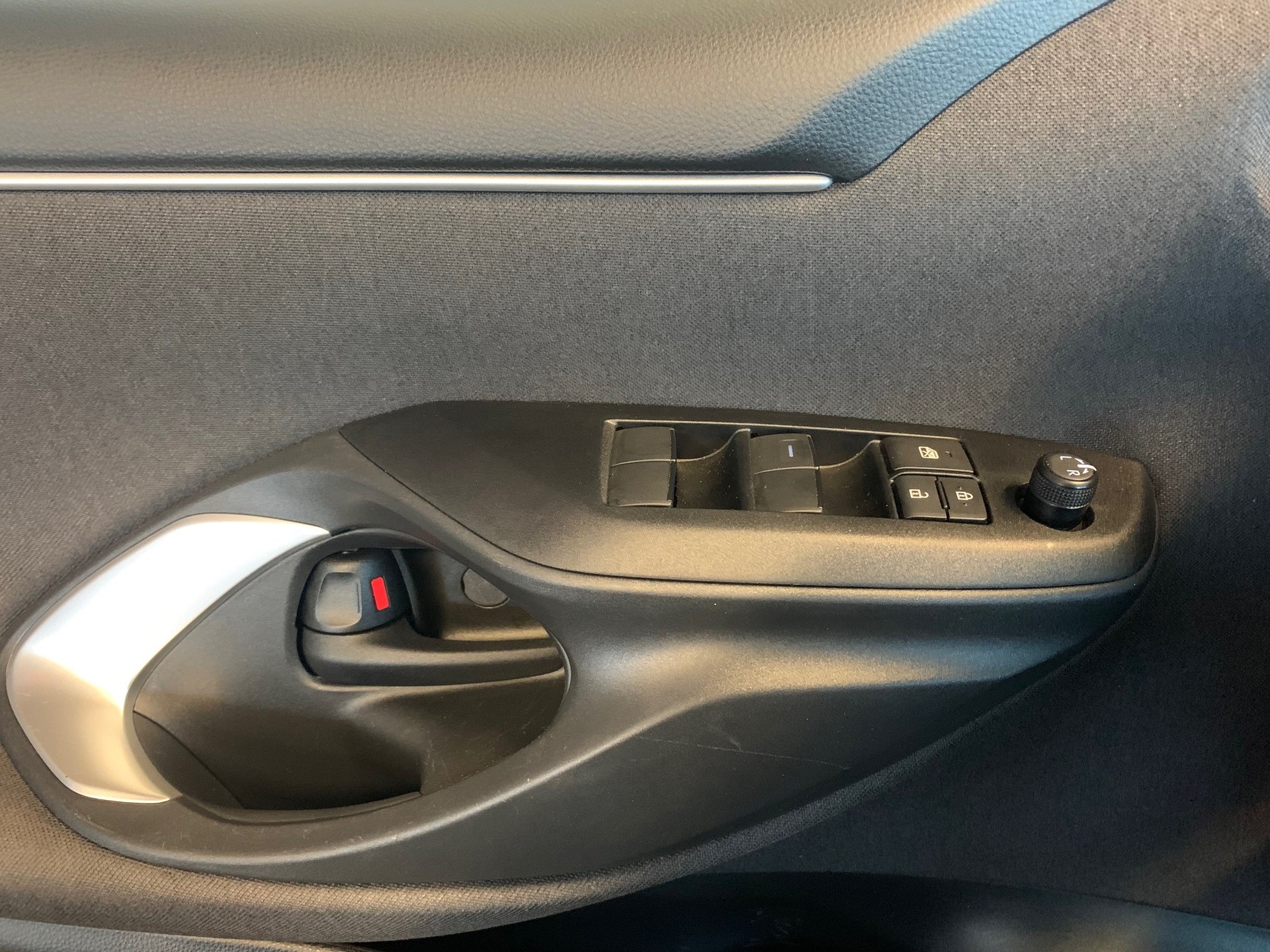 TOYOTA Yaris 1.5 VVT-i HSD Comfort-image-13