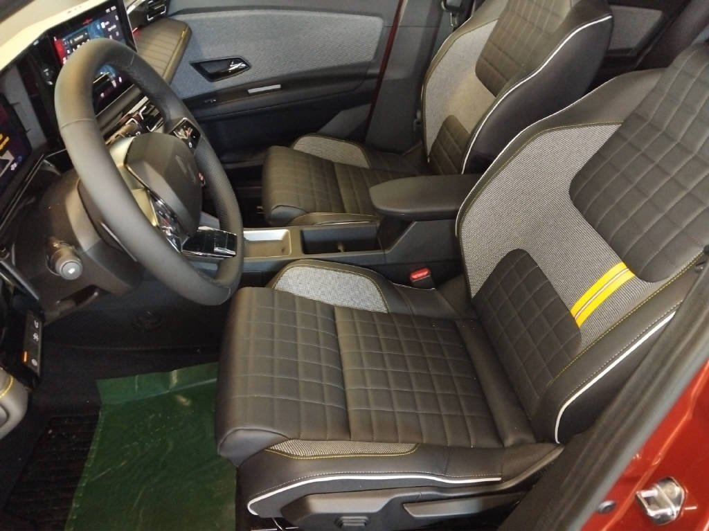 RENAULT R4 E-Tech Comfort Range iconic-image-3