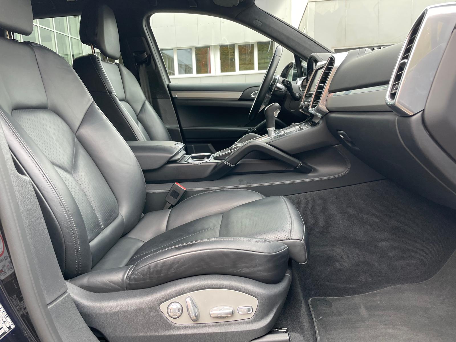 PORSCHE Cayenne Turbo-image-8