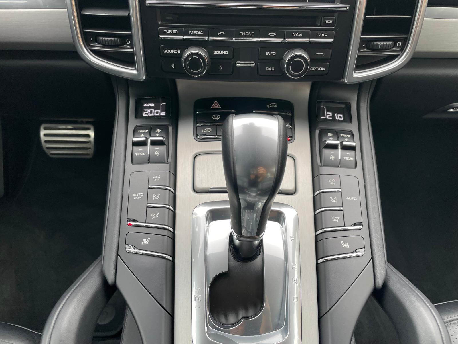 PORSCHE Cayenne Turbo-image-10