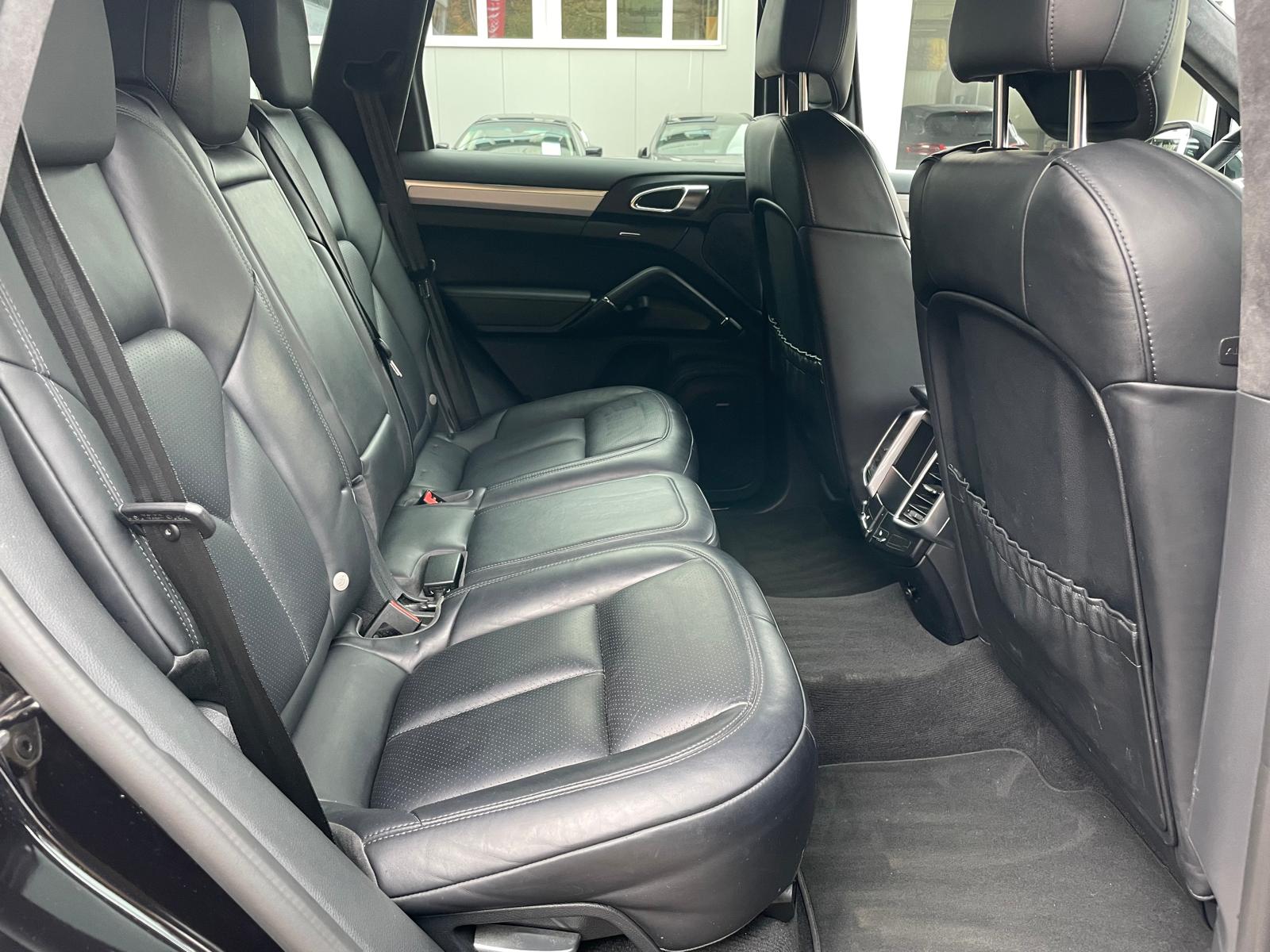 PORSCHE Cayenne Turbo-image-12
