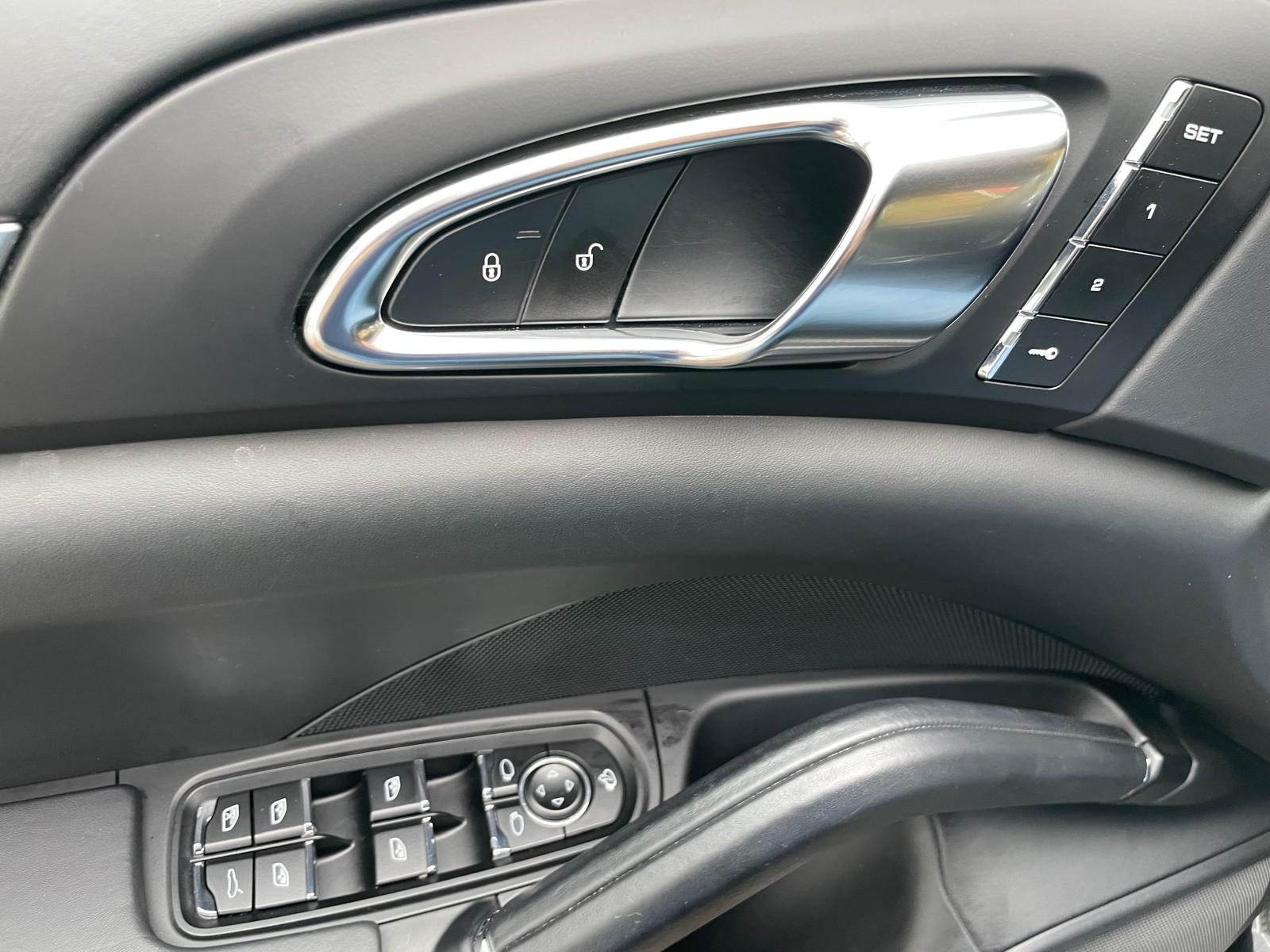 PORSCHE Cayenne Turbo-image-17