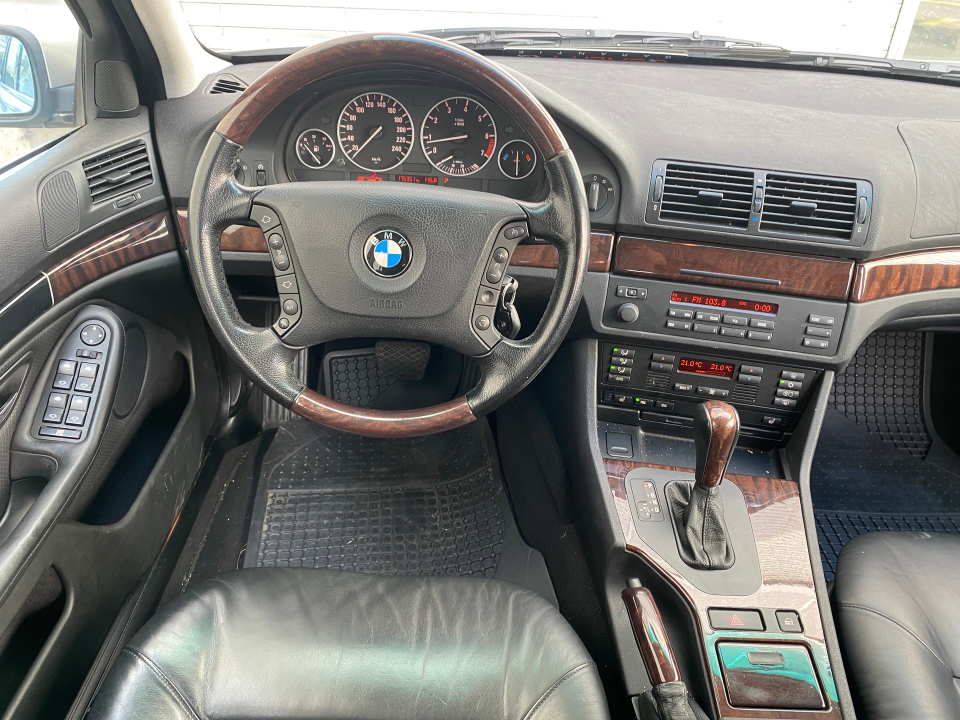 BMW 530i Touring-image-12