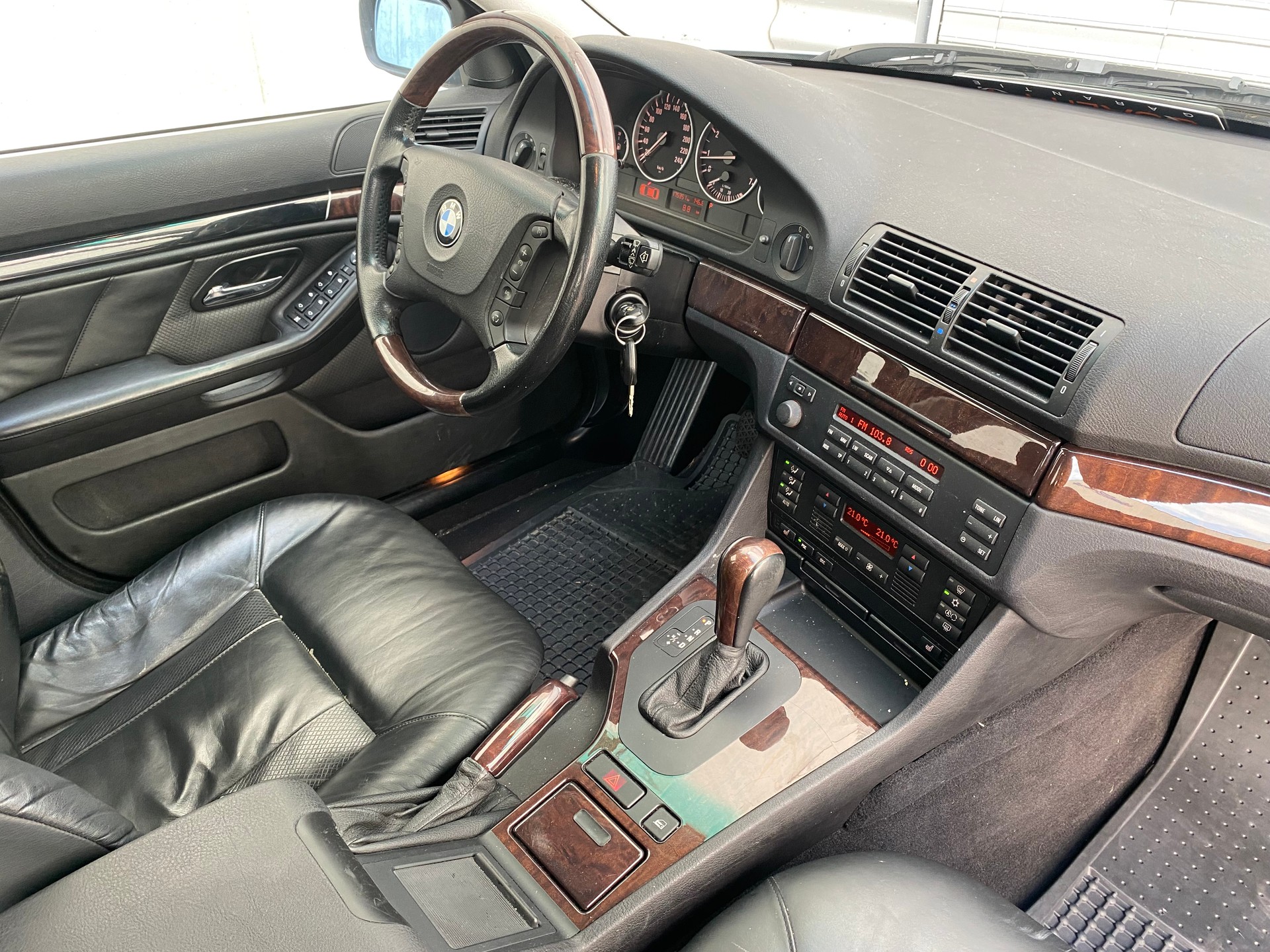 BMW 530i Touring-image-10