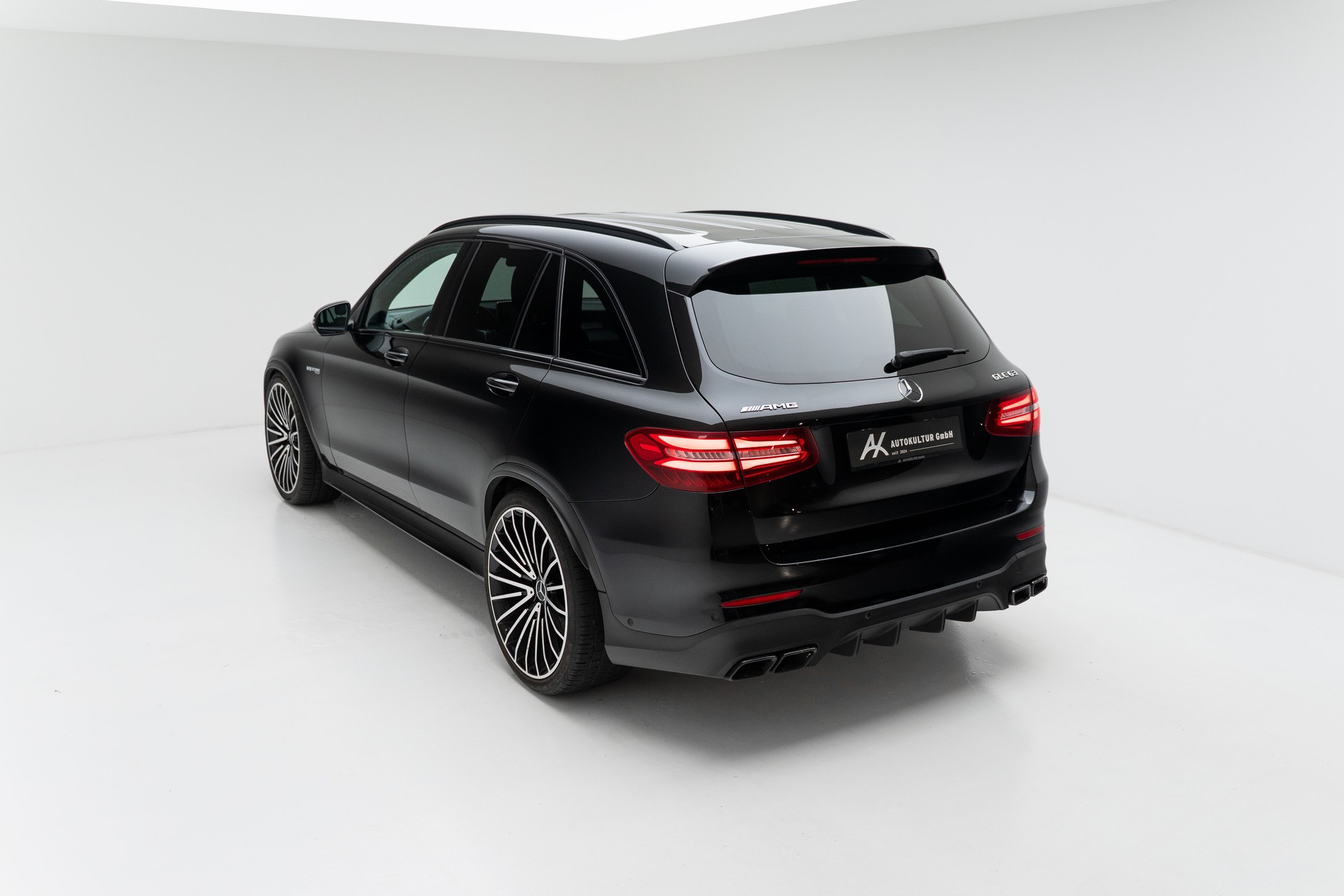 MERCEDES-BENZ GLC 63 AMG 4Matic+ 9G-Tronic-image-12