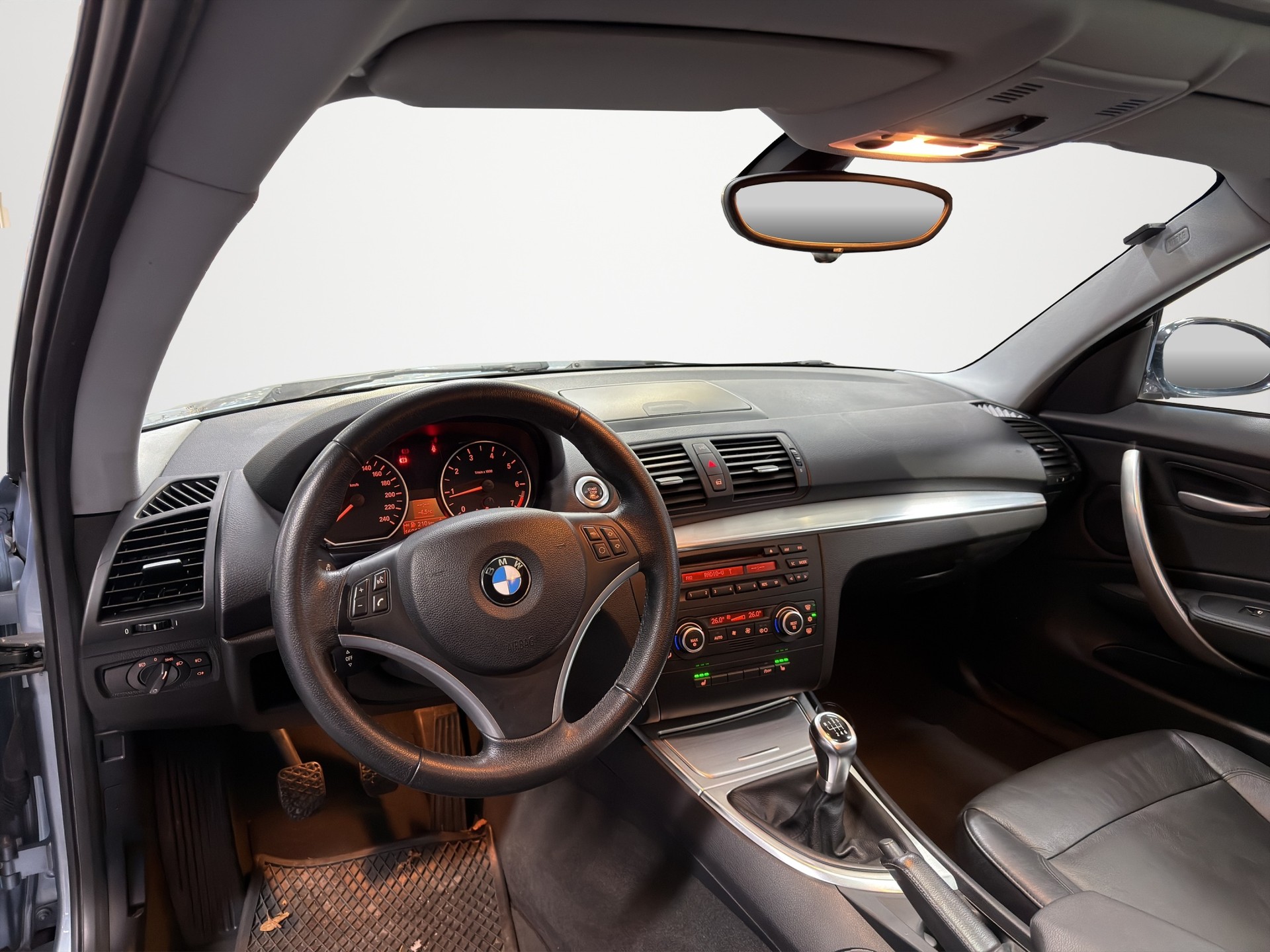 BMW 118i-image-12