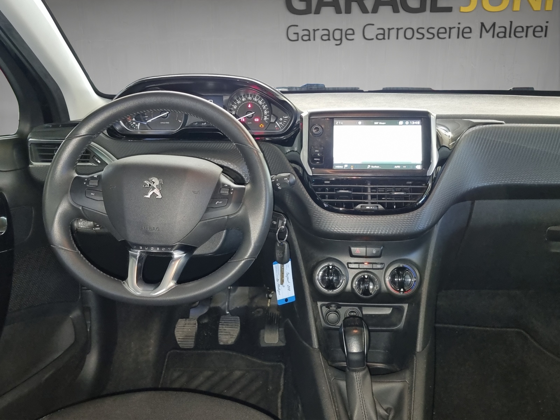 PEUGEOT 208 1.2 PureTech Style S/S-image-8