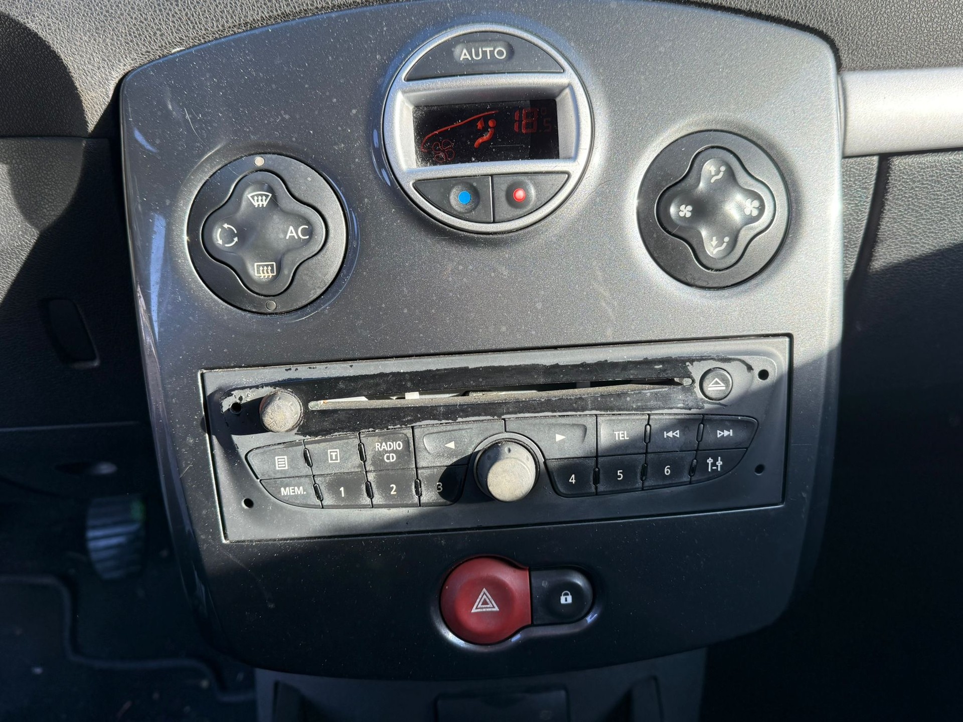 RENAULT Clio Grandtour 1.2 16V Turbo 20th Edition-image-12