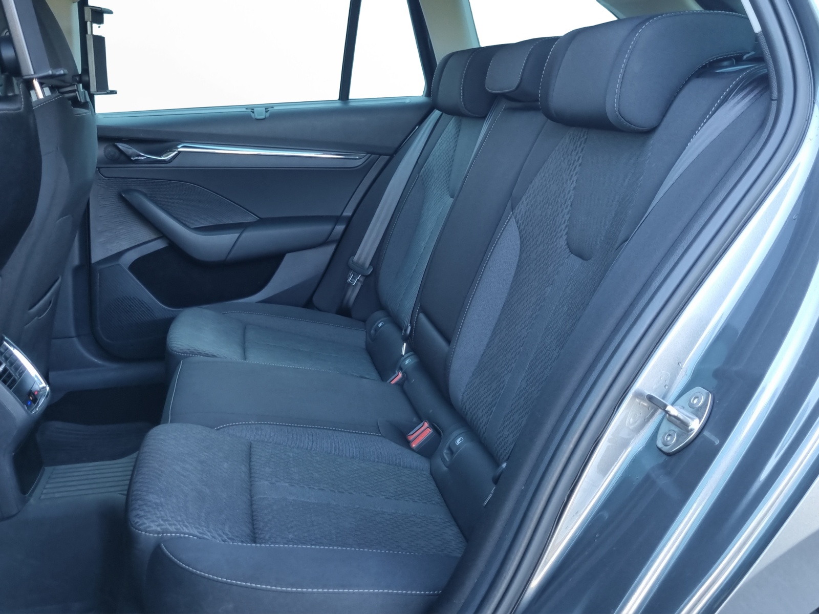 SKODA Octavia Combi 2.0 TSI Style DSG 4x4-image-13