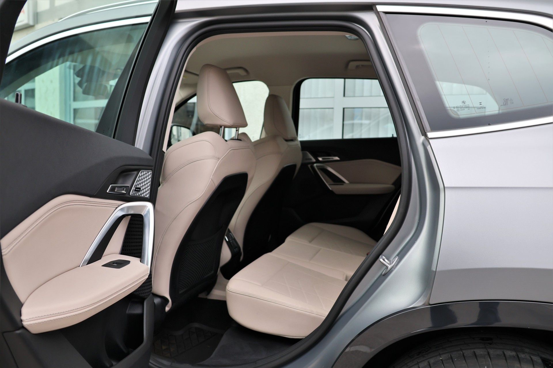 BMW X1 sDrive 18d xLine (CH) "FROZENGREY"-image-11