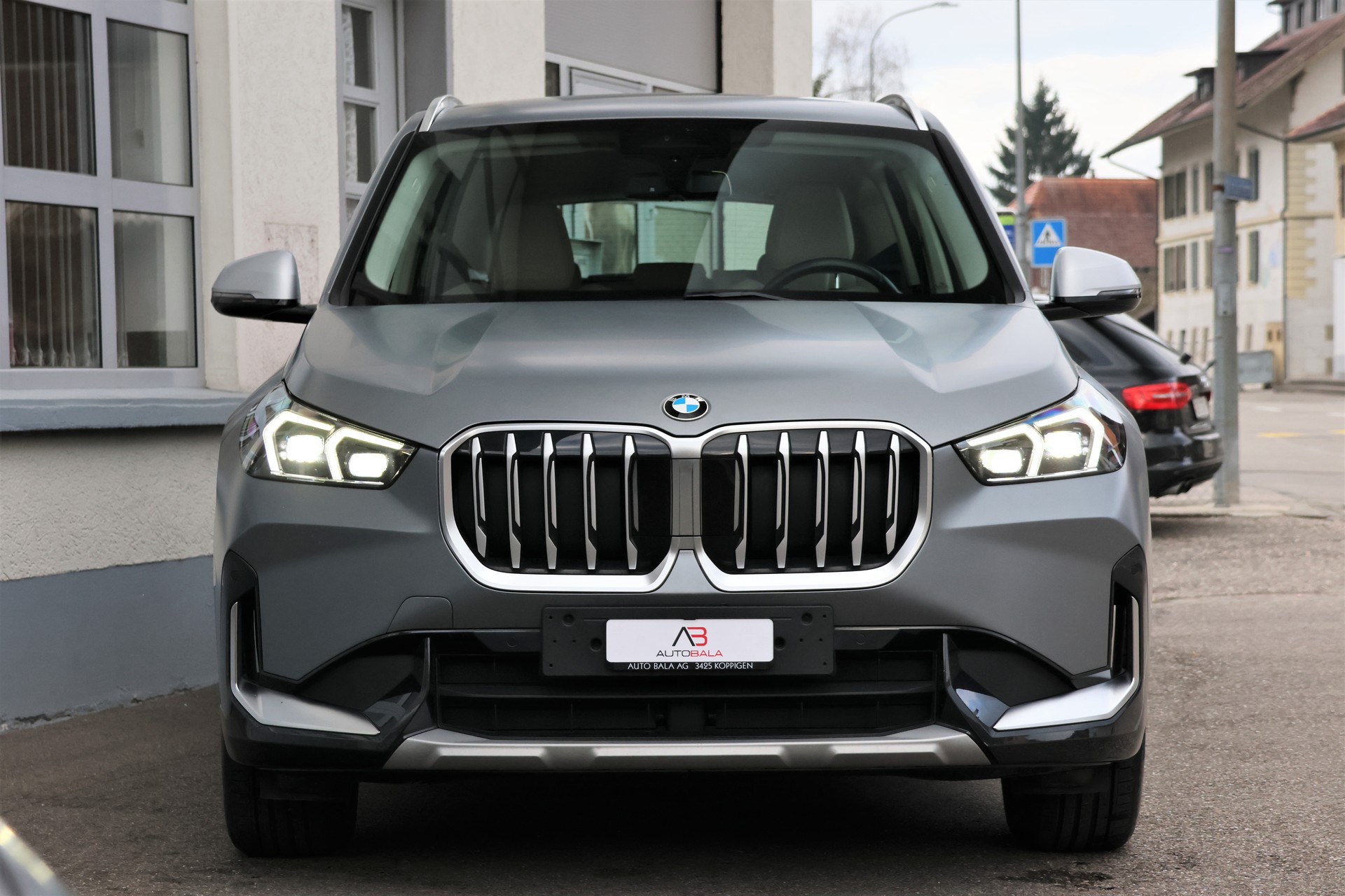 BMW X1 sDrive 18d xLine (CH) "FROZENGREY"-image-1