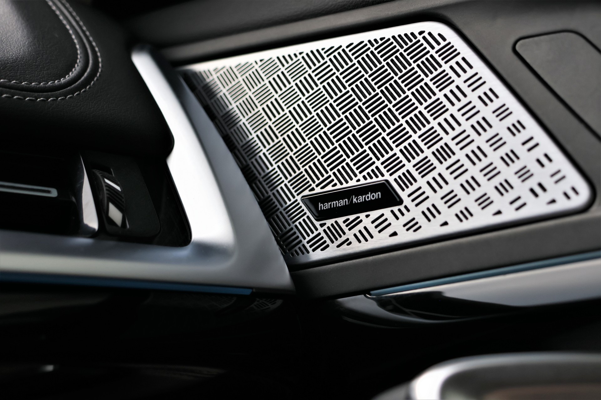 BMW X1 sDrive 18d xLine (CH) "FROZENGREY"-image-26