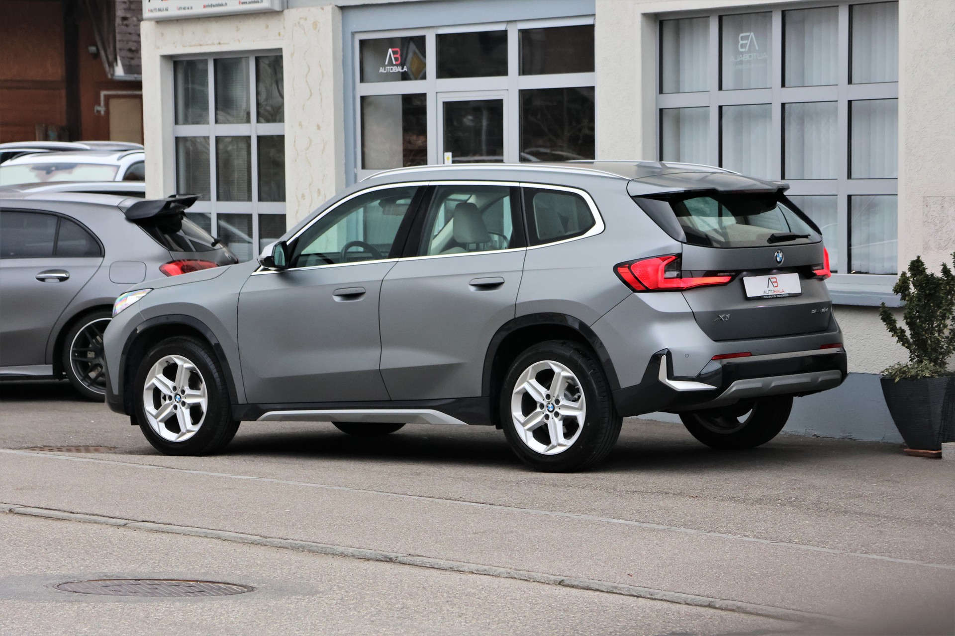 BMW X1 sDrive 18d xLine (CH) "FROZENGREY"-image-4