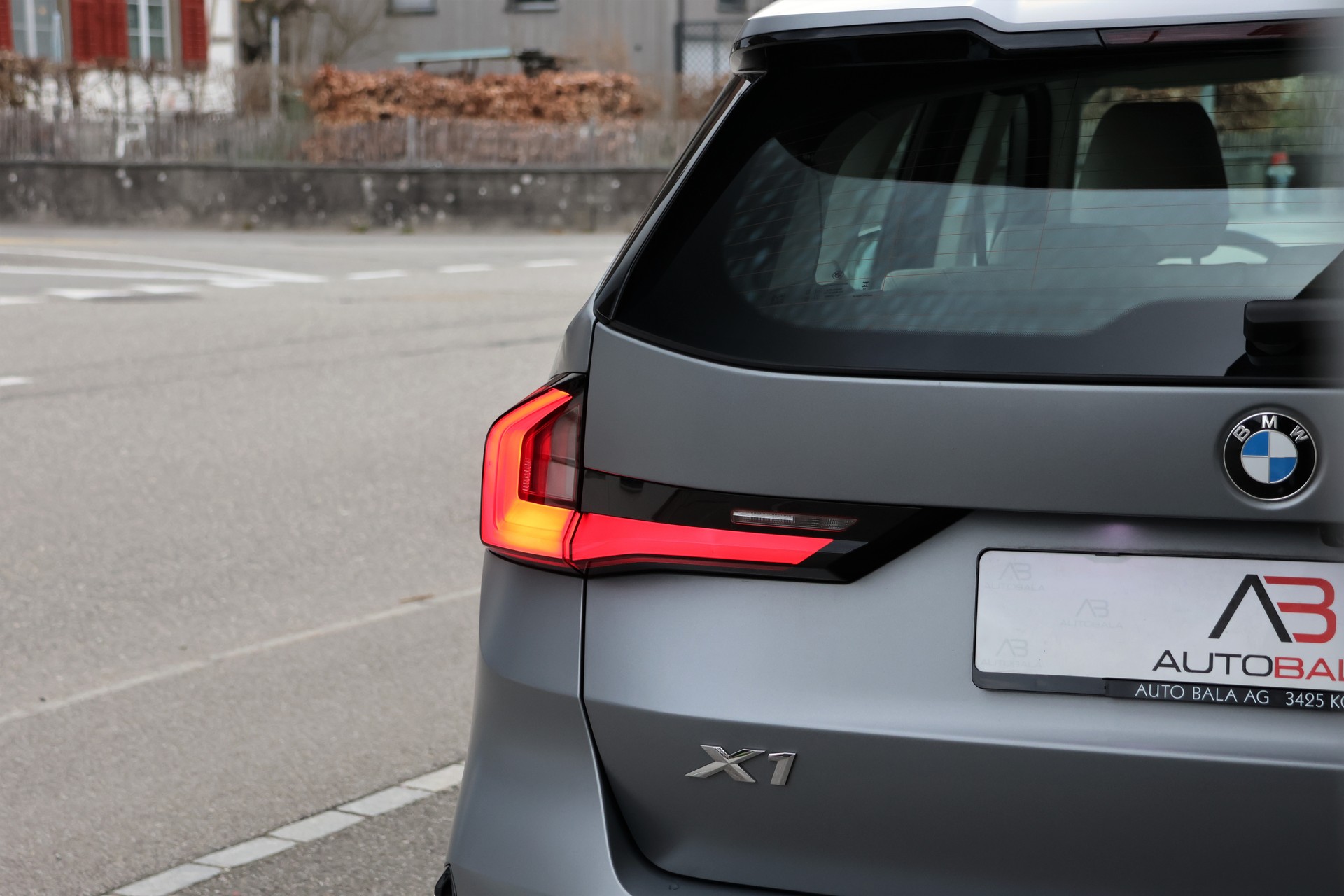 BMW X1 sDrive 18d xLine (CH) "FROZENGREY"-image-5