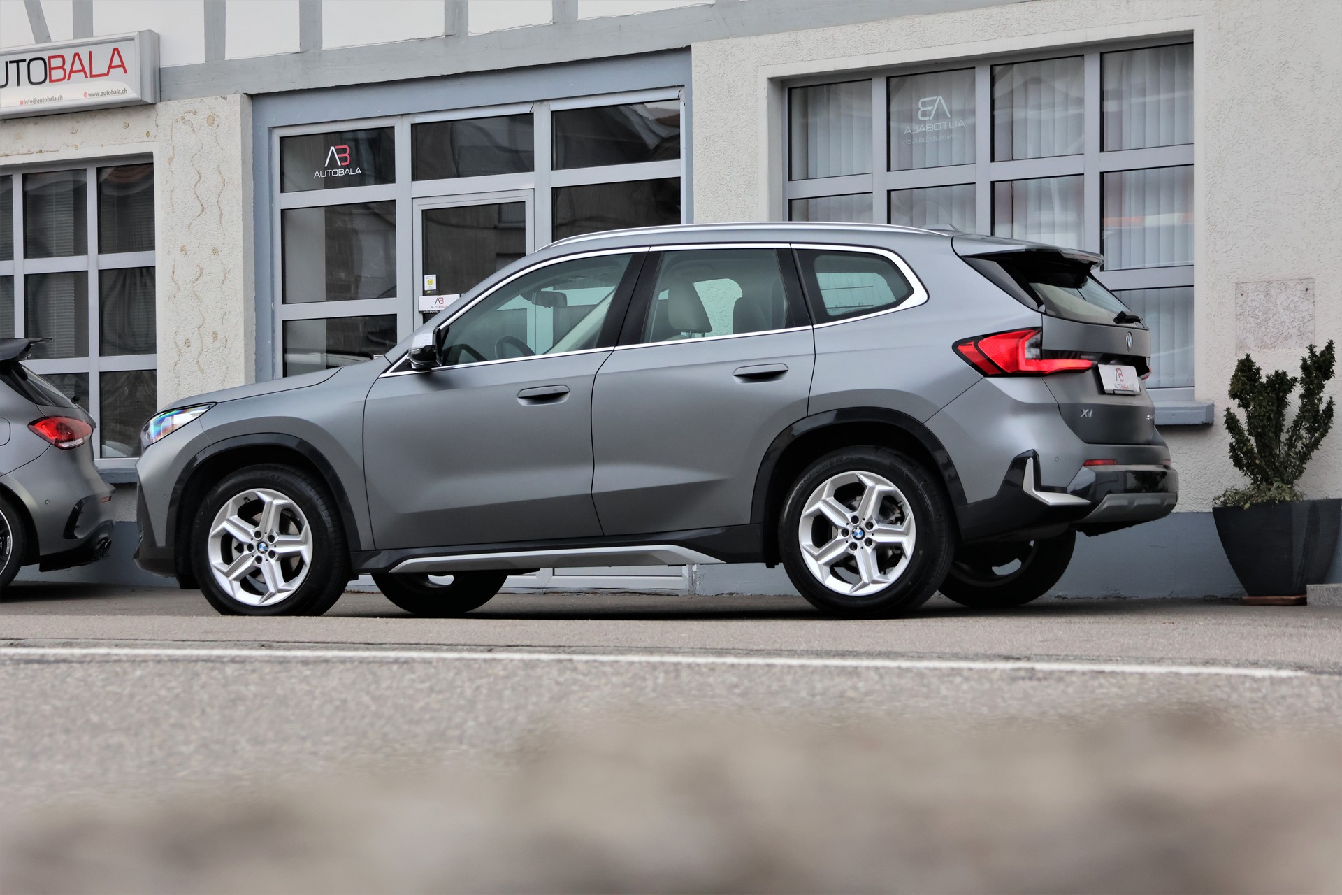 BMW X1 sDrive 18d xLine (CH) "FROZENGREY"-image-3