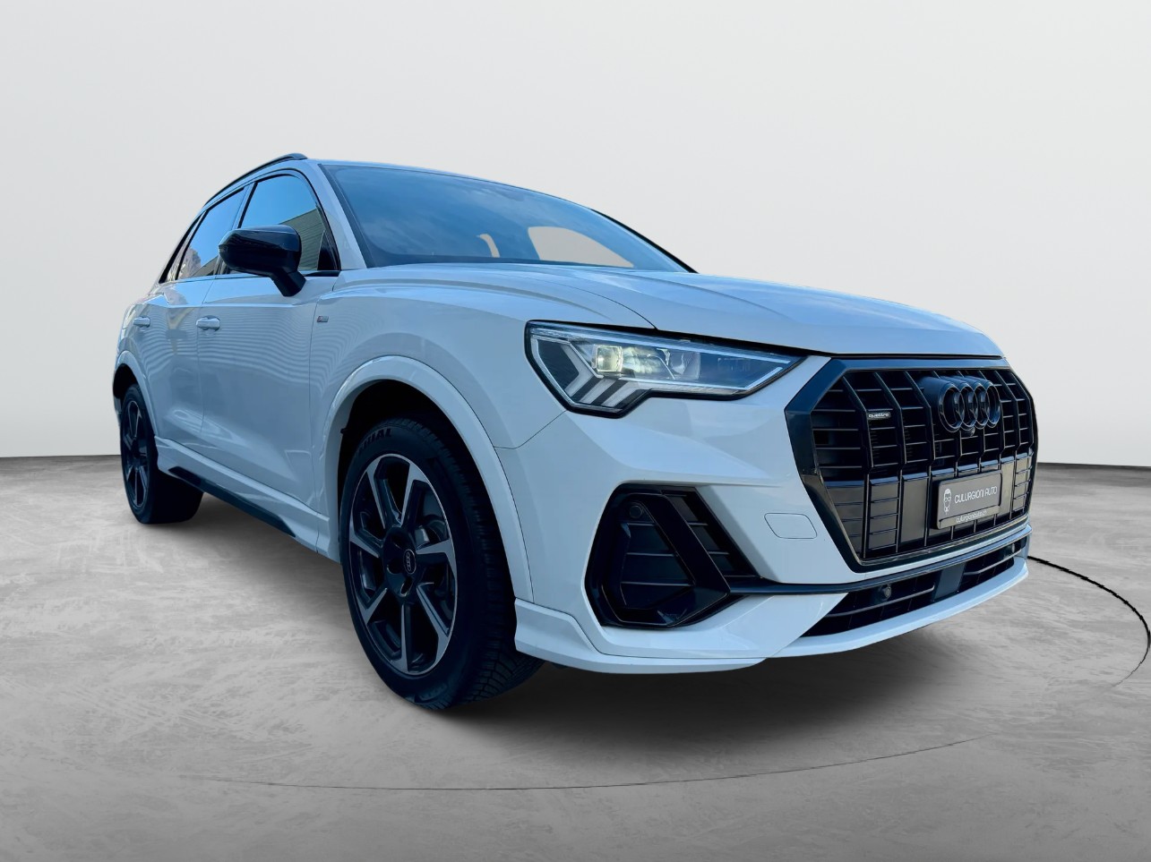 AUDI Q3 40 TDI S line quattro S-tronic-image-2