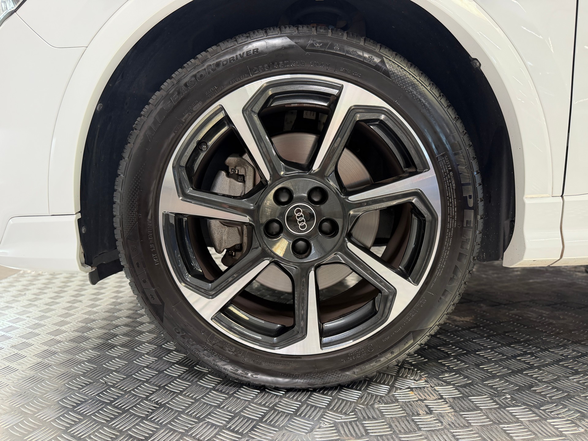 AUDI Q3 40 TDI S line quattro S-tronic-image-14