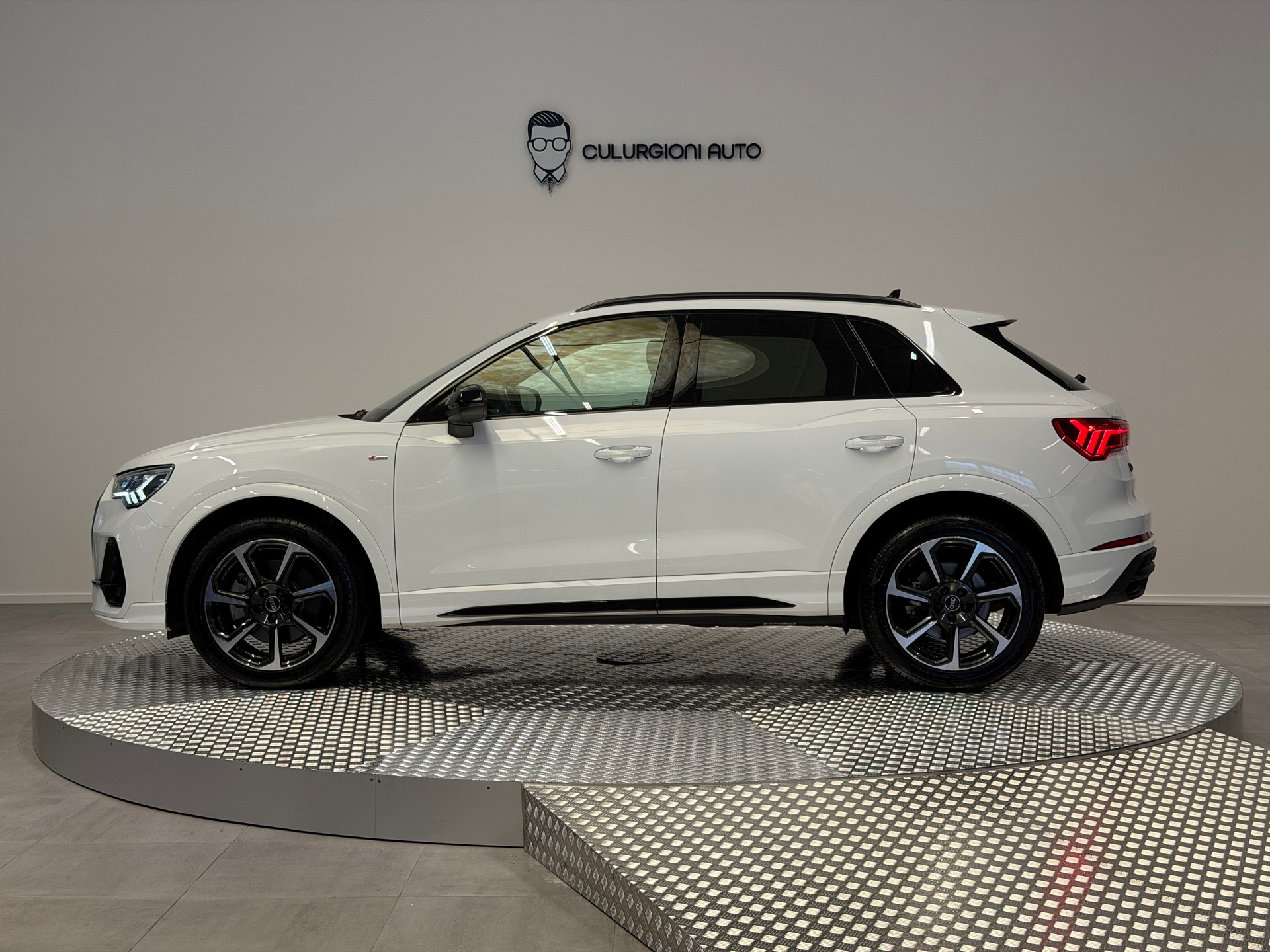 AUDI Q3 40 TDI S line quattro S-tronic-image-7