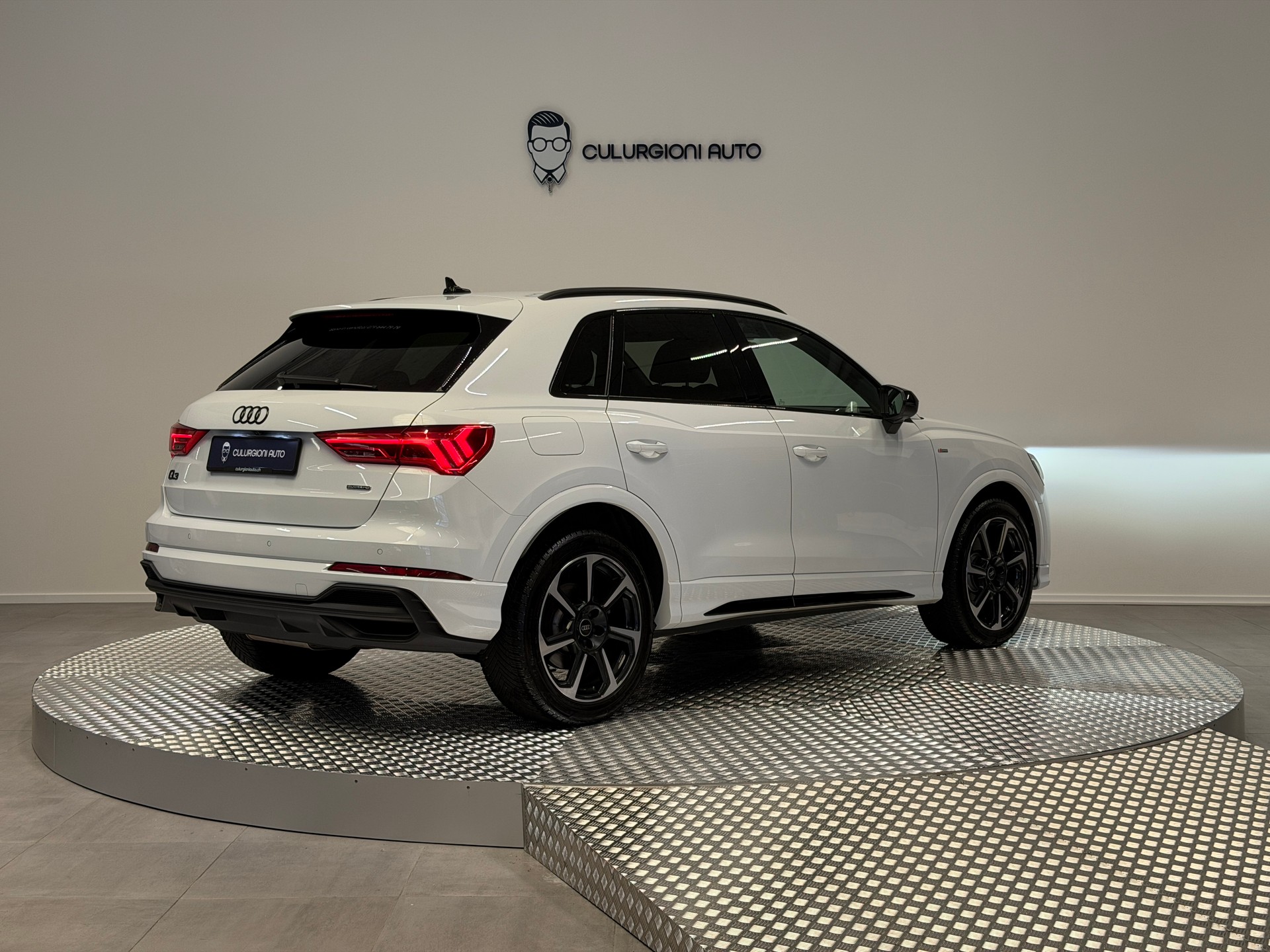 AUDI Q3 40 TDI S line quattro S-tronic-image-4