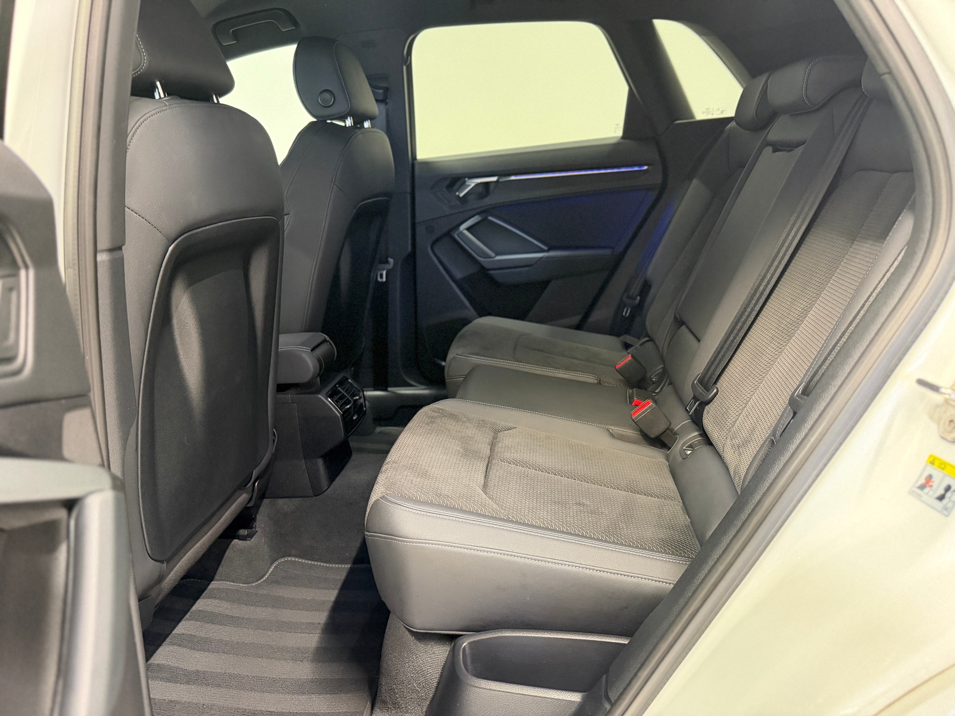 AUDI Q3 40 TDI S line quattro S-tronic-image-11