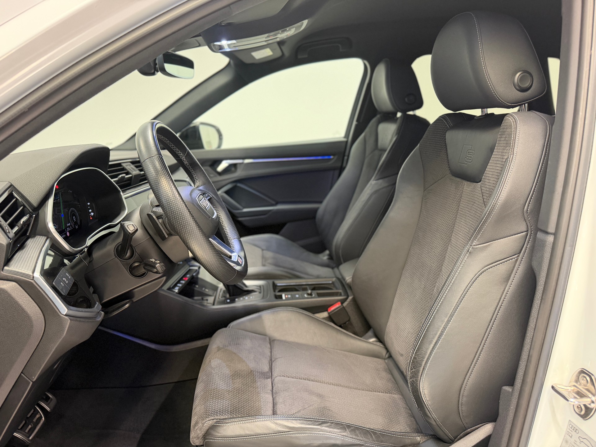 AUDI Q3 40 TDI S line quattro S-tronic-image-10
