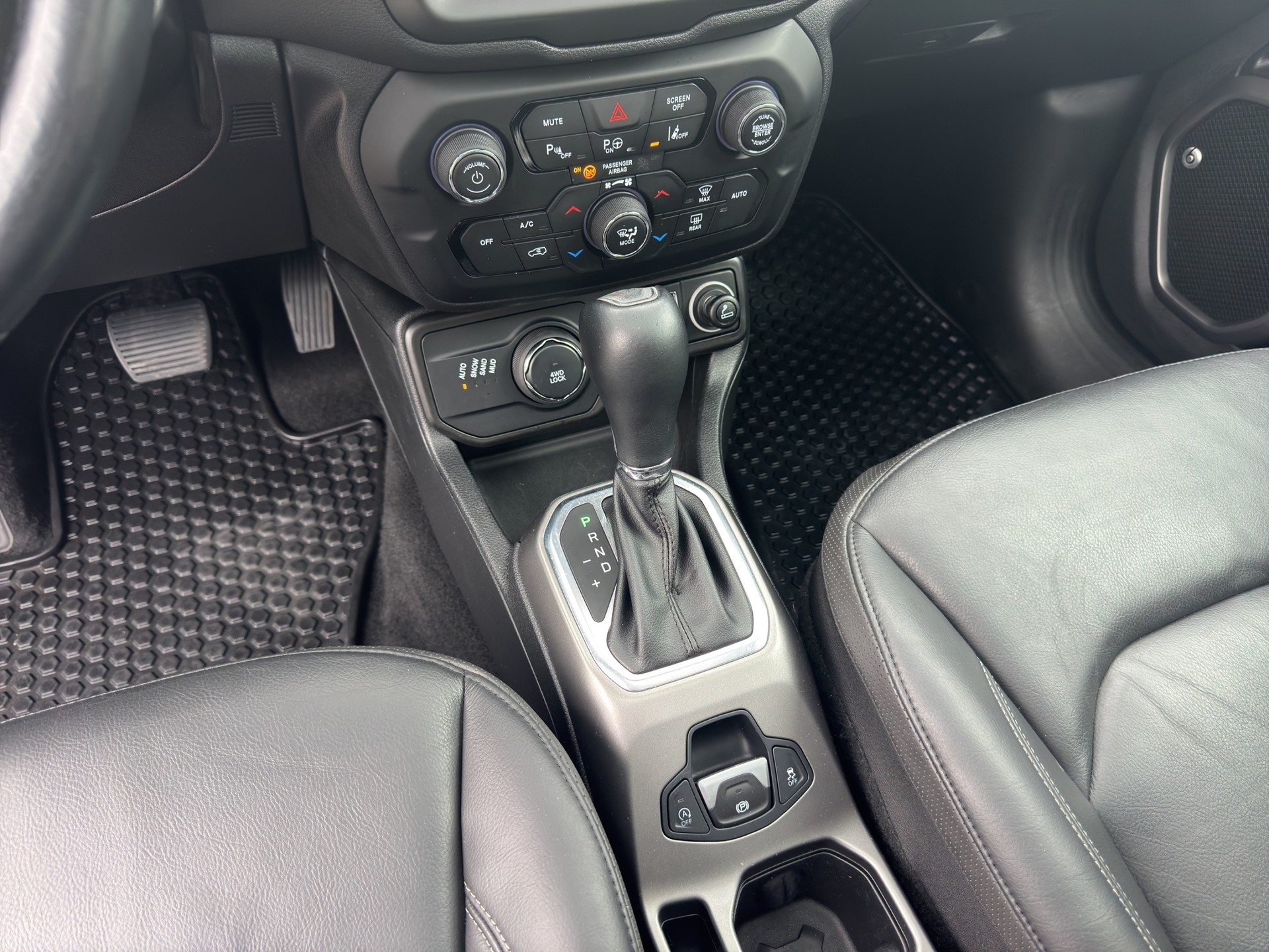 JEEP Renegade 1.3 Turbo Limited AWD-image-12