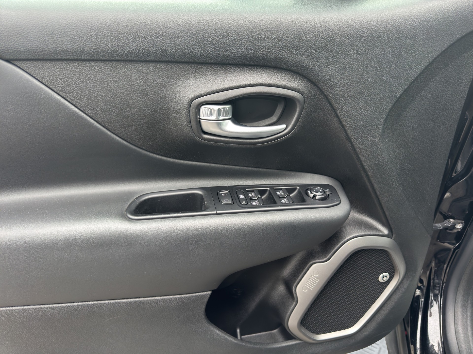 JEEP Renegade 1.3 Turbo Limited AWD-image-8
