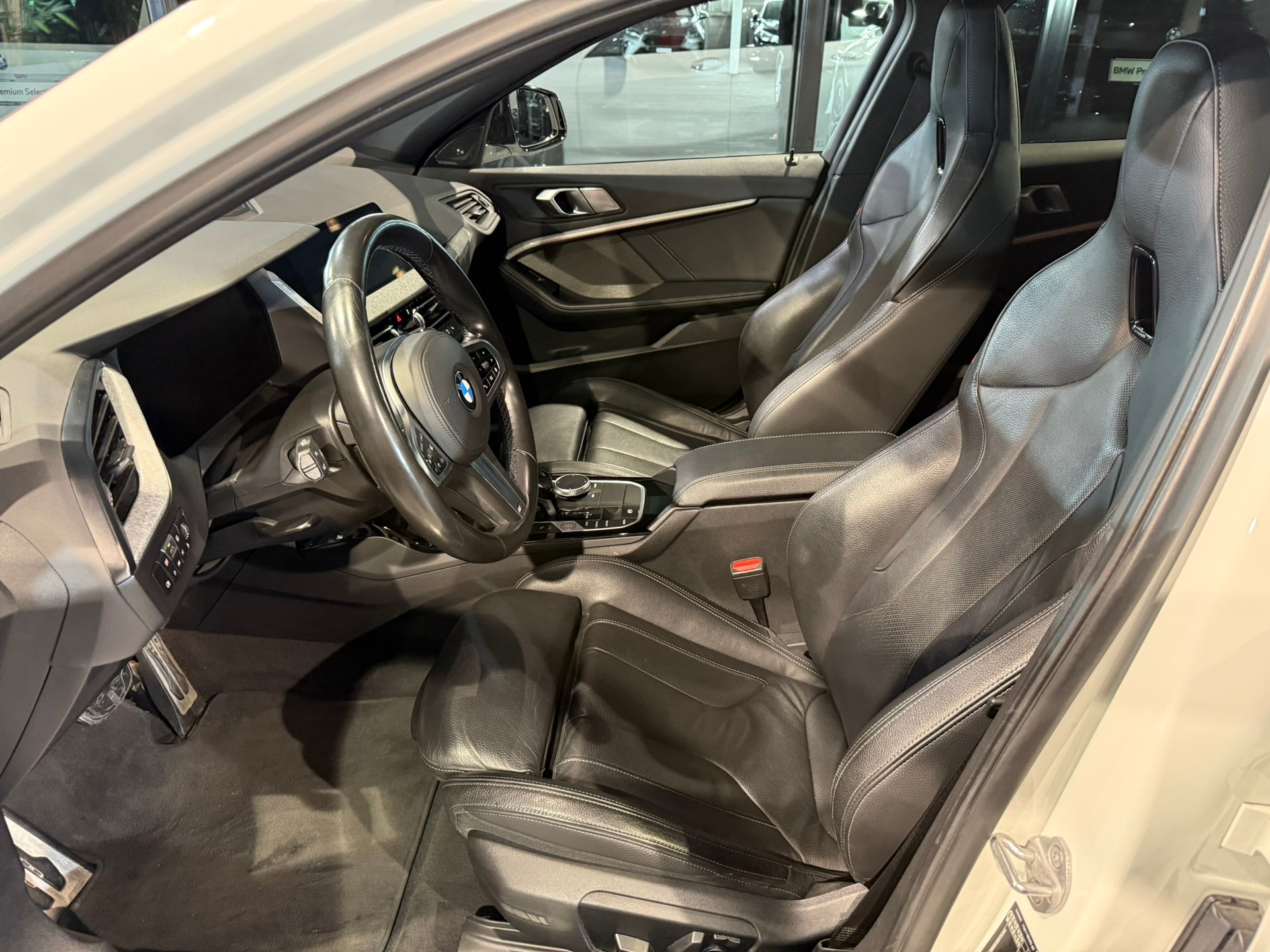 BMW M135i xDrive Steptronic-image-12