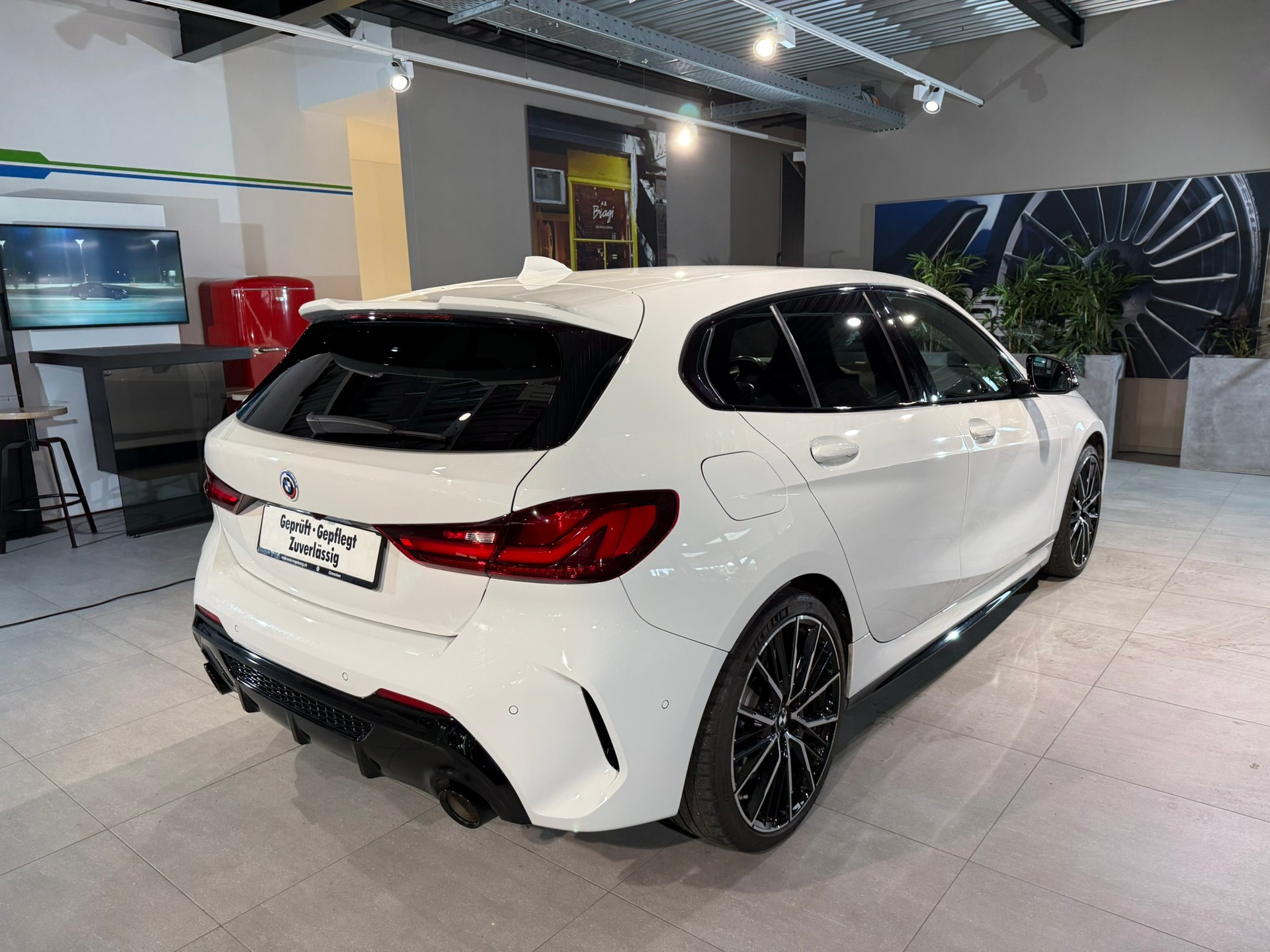 BMW M135i xDrive Steptronic-image-6