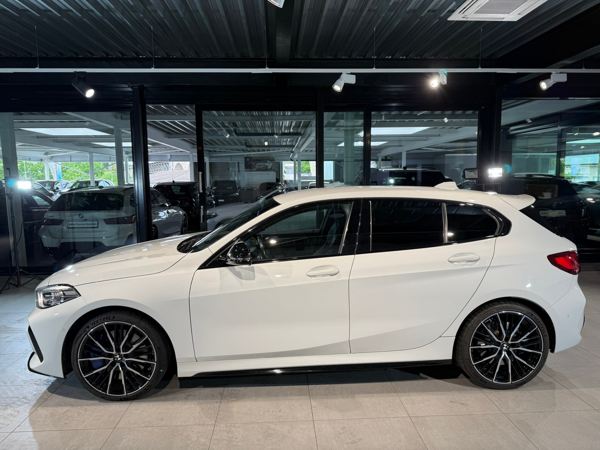 BMW M135i xDrive Steptronic-image-3