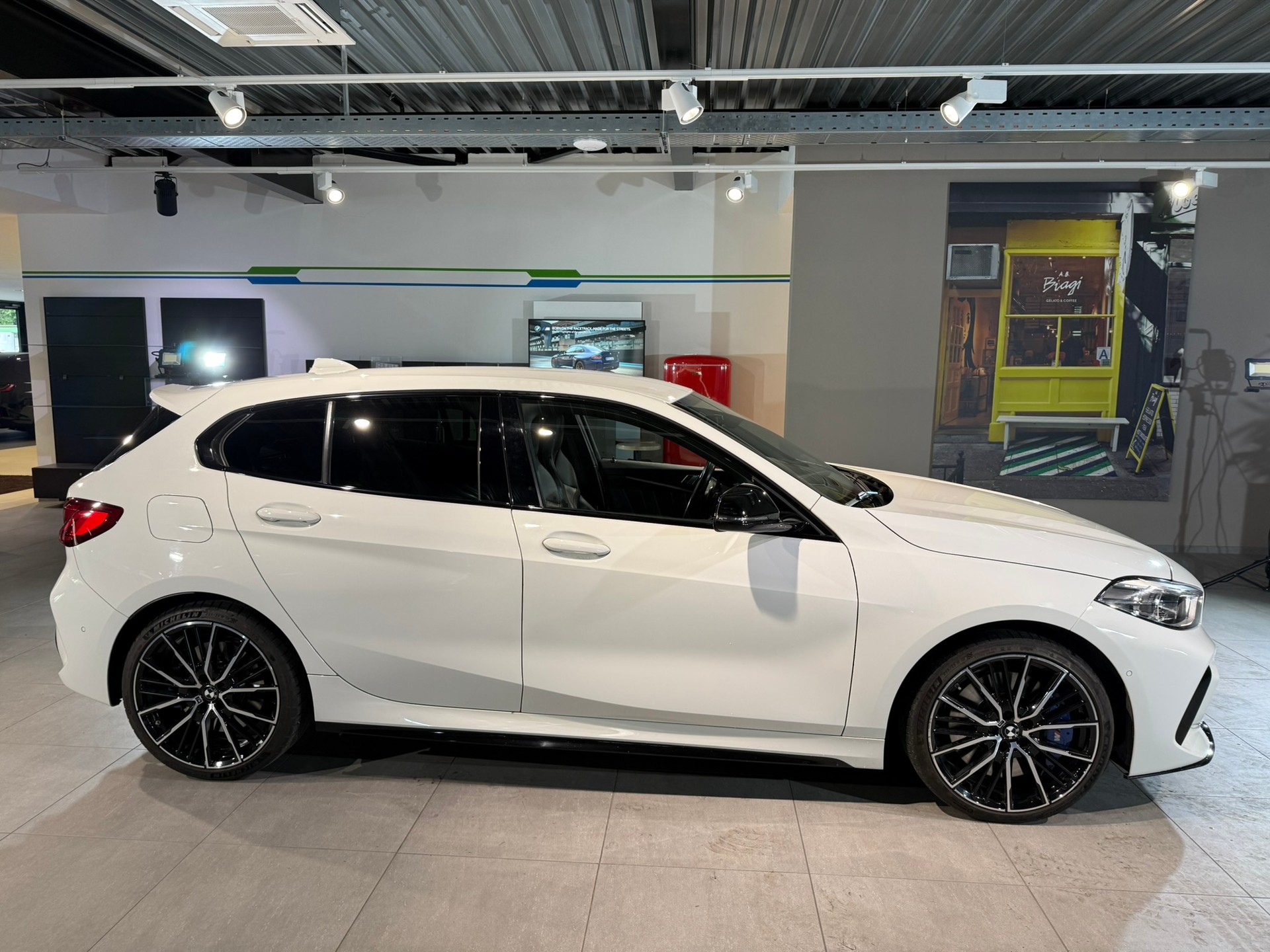 BMW M135i xDrive Steptronic-image-7