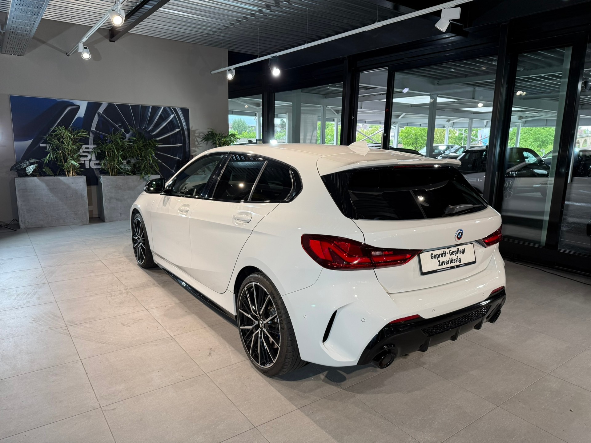 BMW M135i xDrive Steptronic-image-4