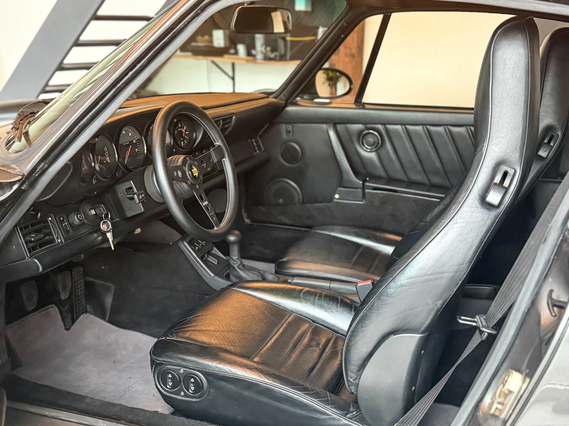 PORSCHE 911 Carrera 2-image-7
