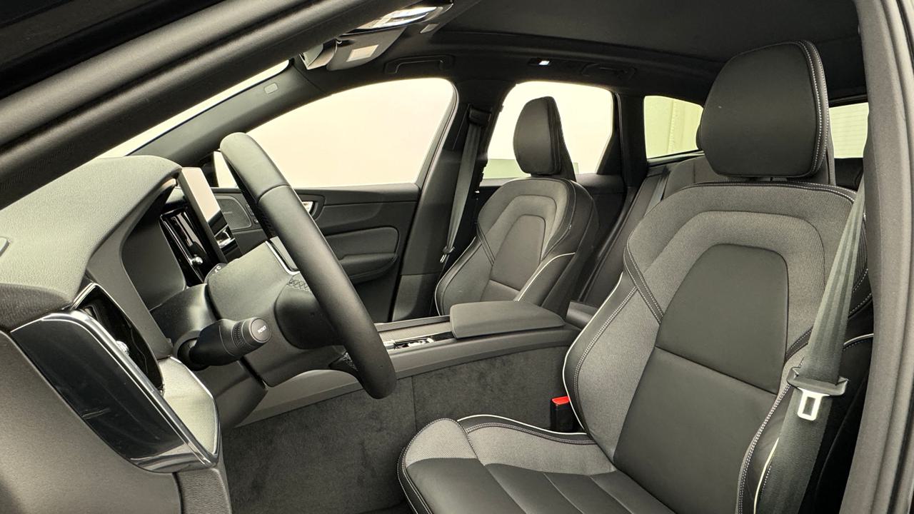 VOLVO XC60 B5 Benzin Mild Hybrid AWD Black Edition Geartronic-image-4
