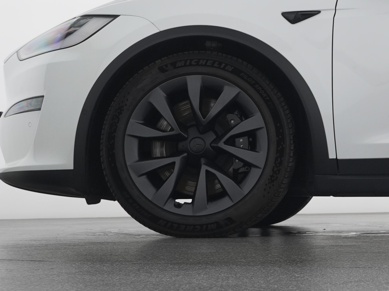 TESLA Model X Plaid-image-2
