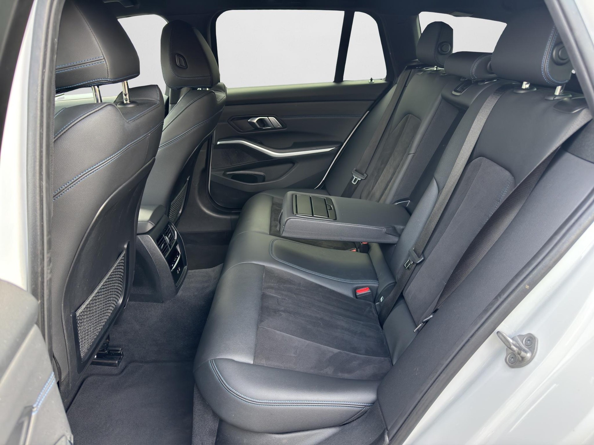 BMW 320e Touring-image-12