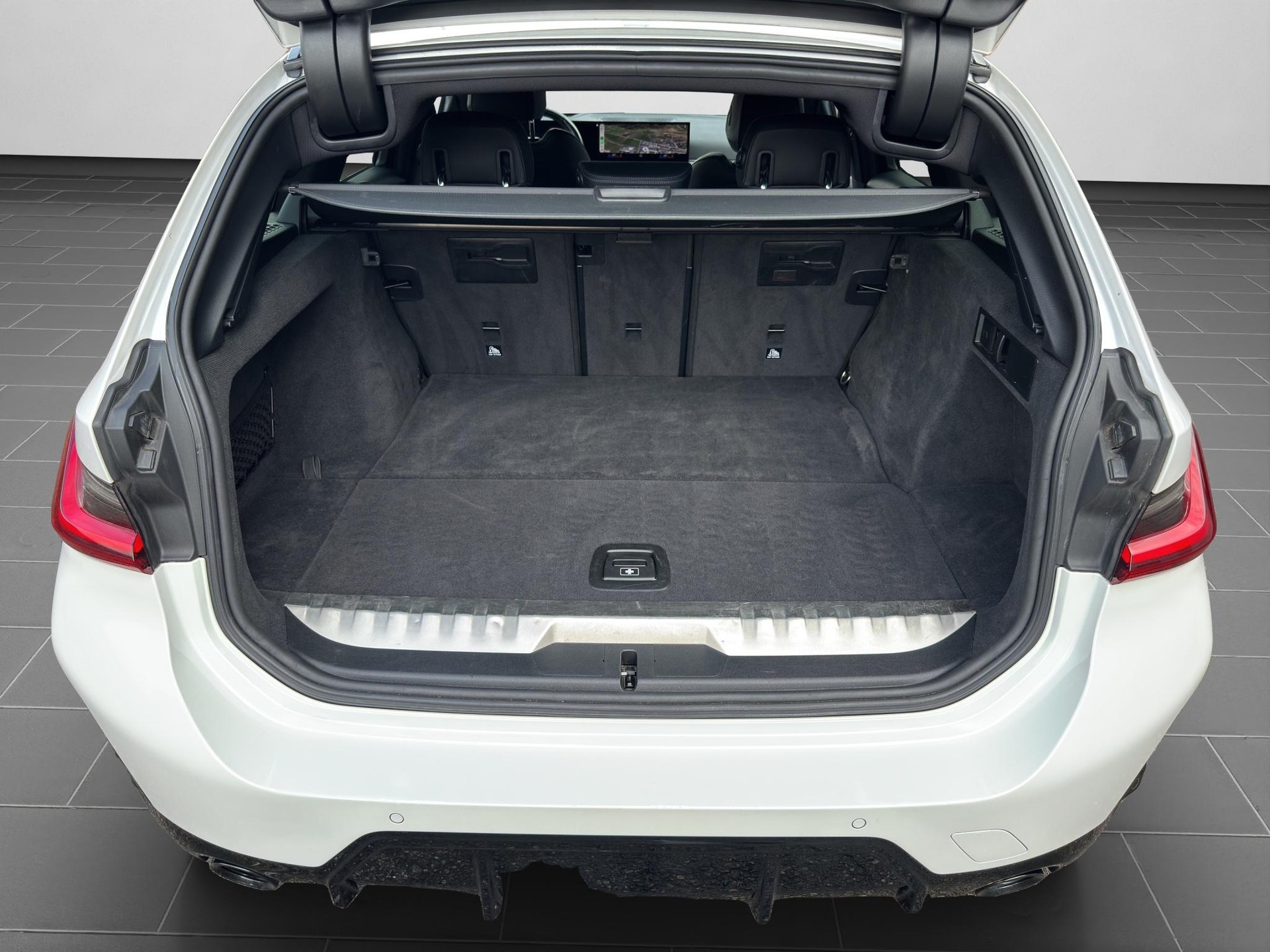 BMW 320e Touring-image-13