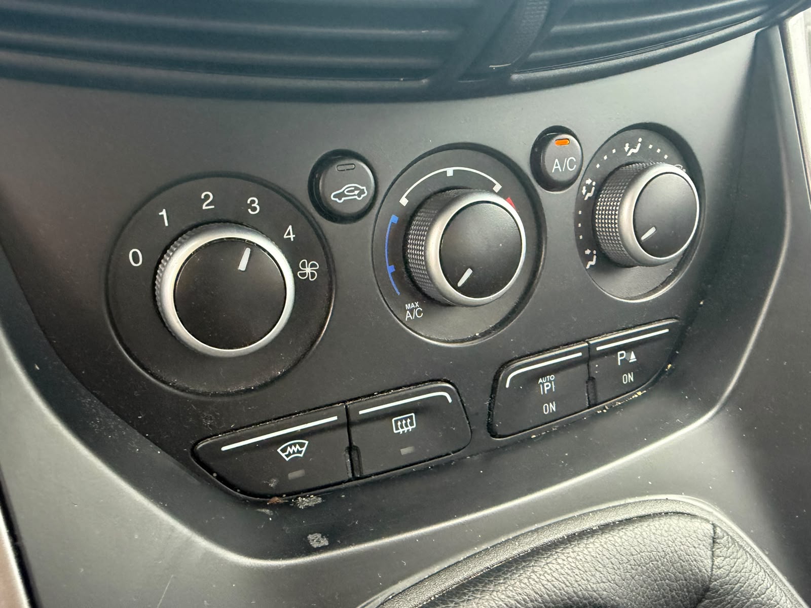FORD Kuga 2.0 TDCi Carving 4WD-image-12